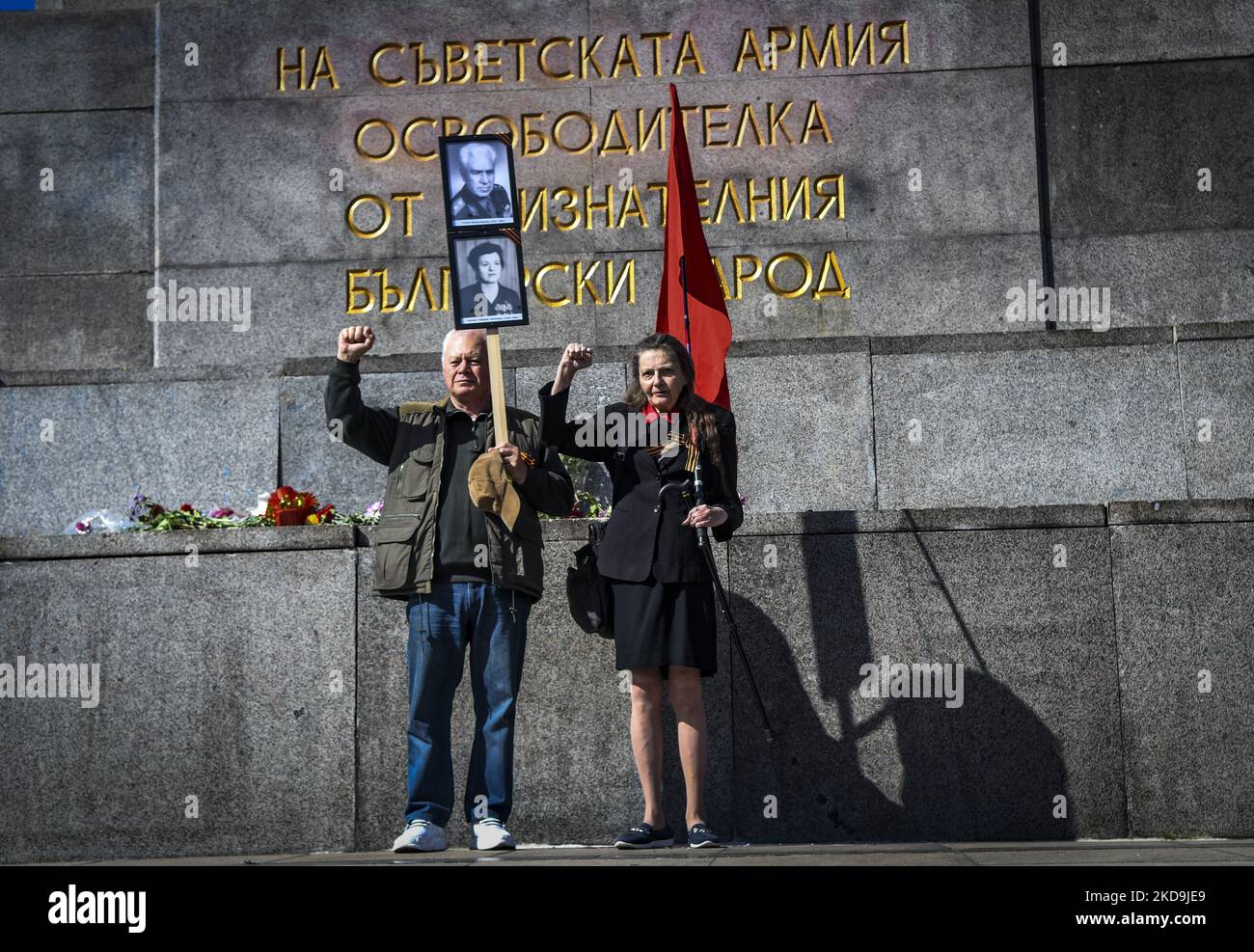 La gente tiene bandiere e ritratti russi davanti al monumento dell'esercito sovietico durante le celebrazioni della Giornata della Vittoria a Sofia, Bulgaria, 09 maggio 2022. La Bulgaria fu alleata della Germania nazista fino al 1944, ma si unì alla coalizione anti-nazista dopo l'arrivo dell'esercito sovietico. Il giorno della vittoria segna la vittoria dell'Unione Sovietica sulla Germania nazista nella seconda guerra mondiale (Foto di Georgi Paleykov/NurPhoto) Foto Stock