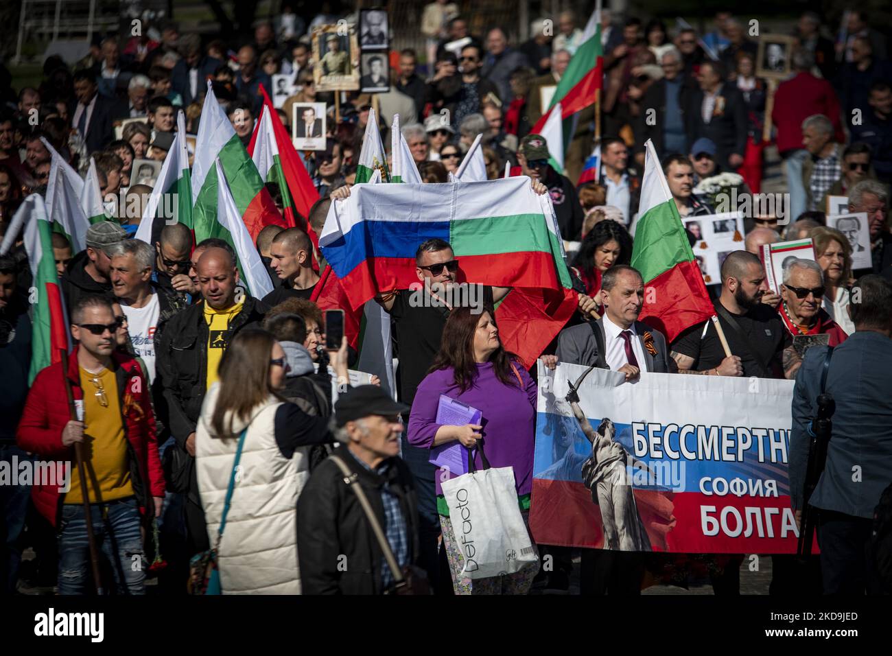 La gente tiene bandiere e ritratti russi davanti al monumento dell'esercito sovietico durante le celebrazioni della Giornata della Vittoria a Sofia, Bulgaria, 09 maggio 2022. La Bulgaria fu alleata della Germania nazista fino al 1944, ma si unì alla coalizione anti-nazista dopo l'arrivo dell'esercito sovietico. Il giorno della vittoria segna la vittoria dell'Unione Sovietica sulla Germania nazista nella seconda guerra mondiale (Foto di Georgi Paleykov/NurPhoto) Foto Stock