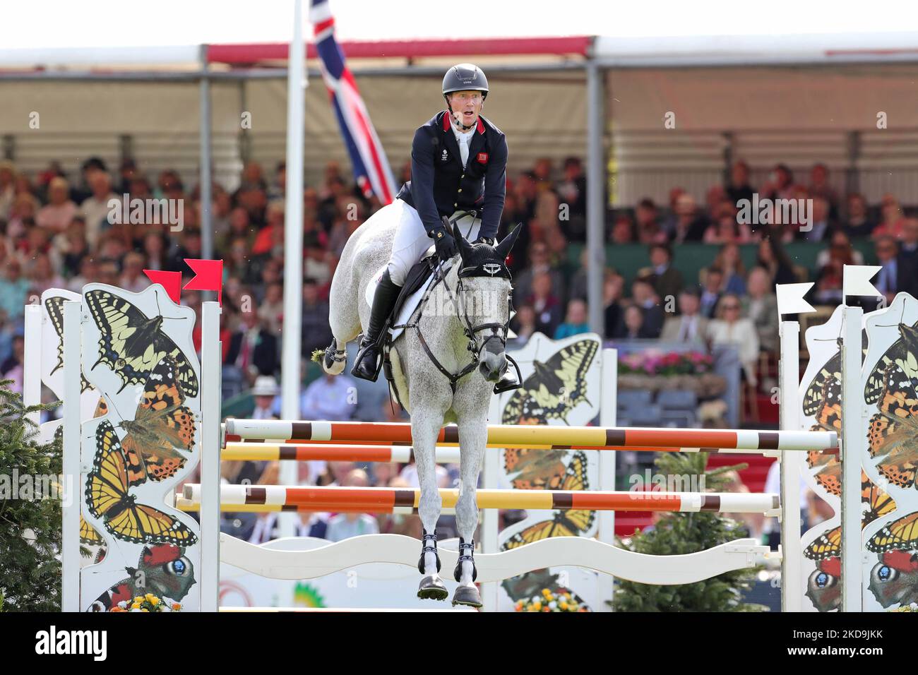 Oliver Townend in sella alla lezione di Ballaghmor durante lo Show Jumping Event presso Badminton Horse Trials, Badminton House, Badminton domenica 8th maggio 2022. (Foto di Jon Bromley/MI News/NurPhoto) Foto Stock