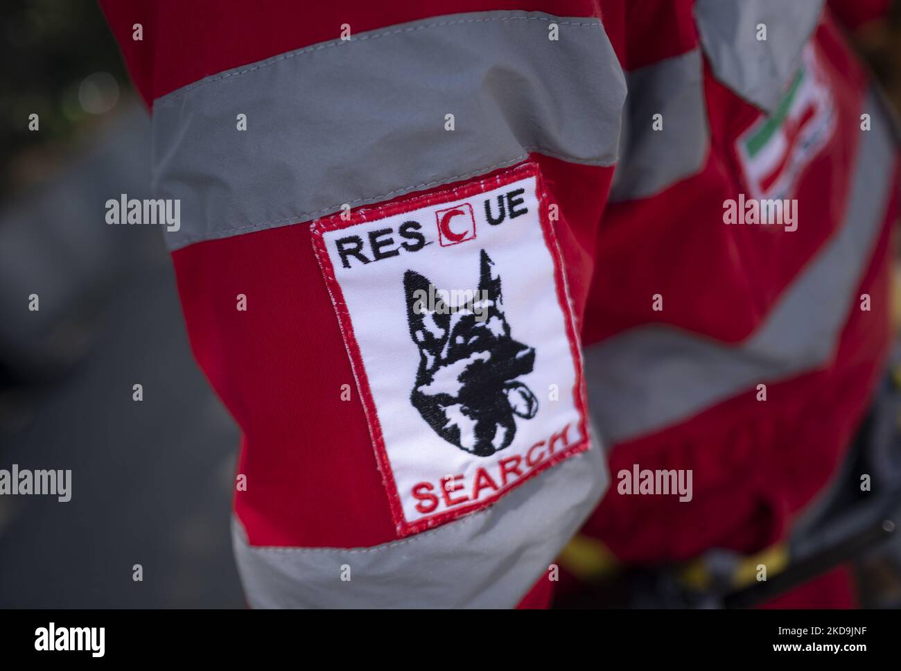 Un membro della Società della Mezzaluna Rossa iraniana si trova in un'area del sud di Teheran dopo aver celebrato una cerimonia che segna il 100th° anniversario della fondazione dell'organizzazione il 9 maggio 2022. (Foto di Morteza Nikoubazl/NurPhoto) Foto Stock