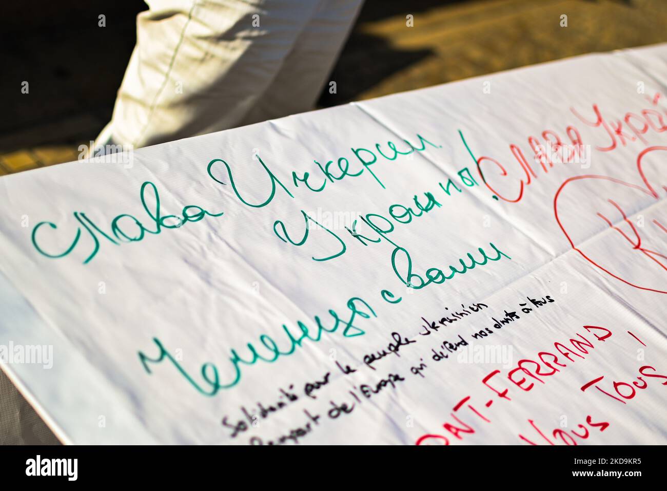 La gente partecipa a una manifestazione a sostegno dell'Ucraina a Clermont-Ferrand, in Francia, il 9 maggio 2022. (Foto di Adrien Fillon/NurPhoto) Foto Stock