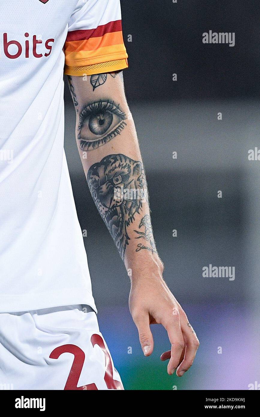 Dettaglio del tatuaggio del braccio sinistro di Nicolo' Zaniolo di AS Roma durante la Serie A match tra ACF Fiorentina e AS Roma il 9 maggio 2022 a Firenze. (Foto di Giuseppe Maffia/NurPhoto) Foto Stock