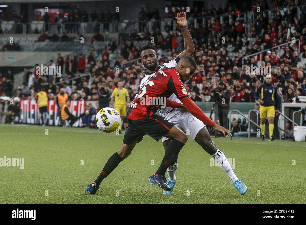 Il giocatore Erick di Athletico PR contesta contro il giocatore Mendoza di Ceará durante la partita tra Athletico PR e Ceará per la Lega Brasiliana Serie A 2022 - Round 5 allo stadio Arena da Baixada di Curitiba-PR. (Foto di Gabriel Machado/NurPhoto) Foto Stock