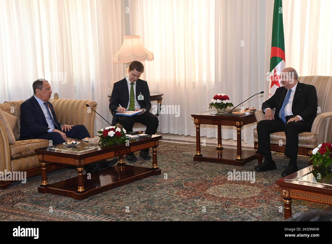 Una foto della pubblicazione pubblicata dal servizio stampa della Presidenza algerina mostra che il Presidente algerino Abdelmajid Tebboune (a destra) incontra il Ministro degli esteri russo Sergey Lavrov (a sinistra) al Palazzo El Mouradia di Algeri, in Algeria, il 10 maggio 2022. Il ministro degli Esteri russo Sergei Lavrov è in visita ufficiale in Algeria (Foto di APP/NurPhoto) Foto Stock