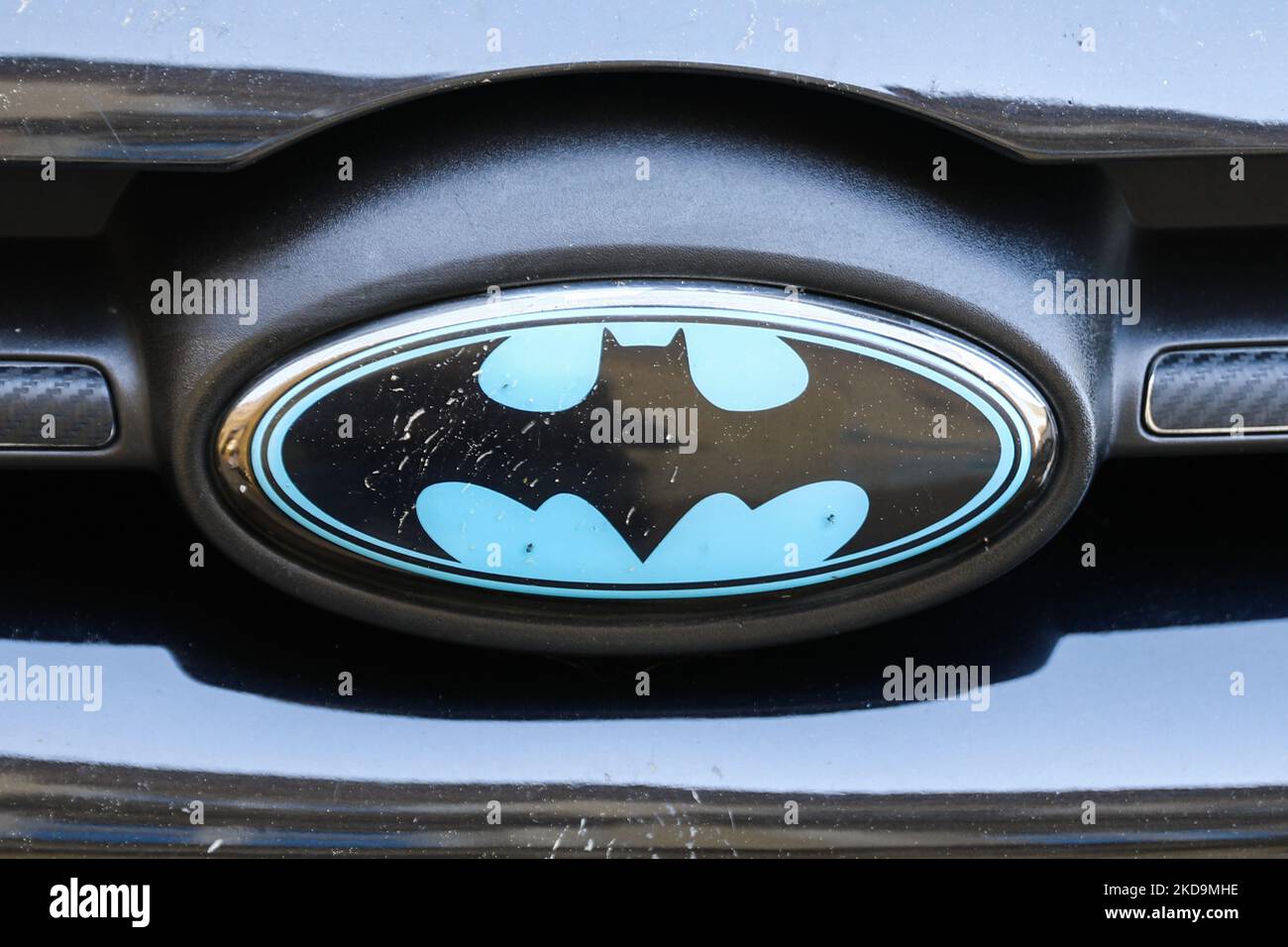 Il logo Batman è stato visto su un emblema per auto a Cracovia, in Polonia, il 10 maggio 2022. (Foto di Jakub Porzycki/NurPhoto) Foto Stock