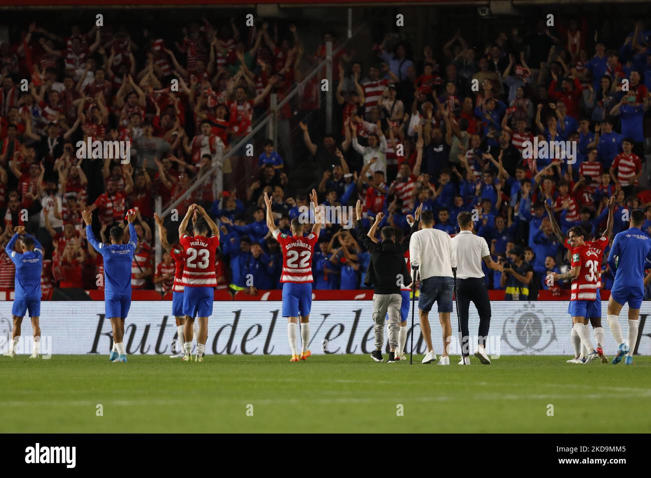 Granada CF i giocatori celebrano la vittoria durante la partita la Liga tra Granada CF e Athletic Club allo stadio Nuevo Los Carmenes il 10 maggio 2022 a Granada, Spagna. (Foto di Álex Cámara/NurPhoto) Foto Stock