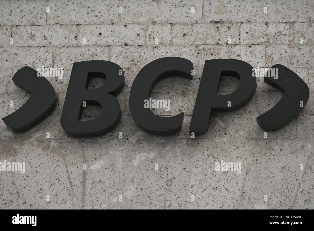 Agenzia Banco de Crédito del Perú (BCP) ad Arequipa. Lunedì 11 aprile 2022 ad Arequipa, Perù. (Foto di Artur Widak/NurPhoto) Foto Stock