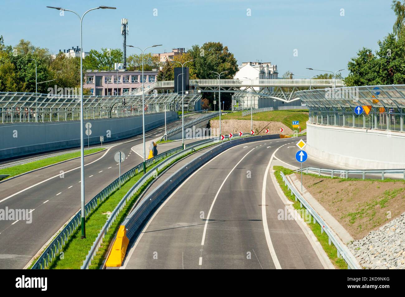 Fine della nuova autostrada della città Trasa Lagiewnicka a Cracovia, Polonia, con scivoli, barriere acustiche, viadotto per pedoni e biciclette Foto Stock