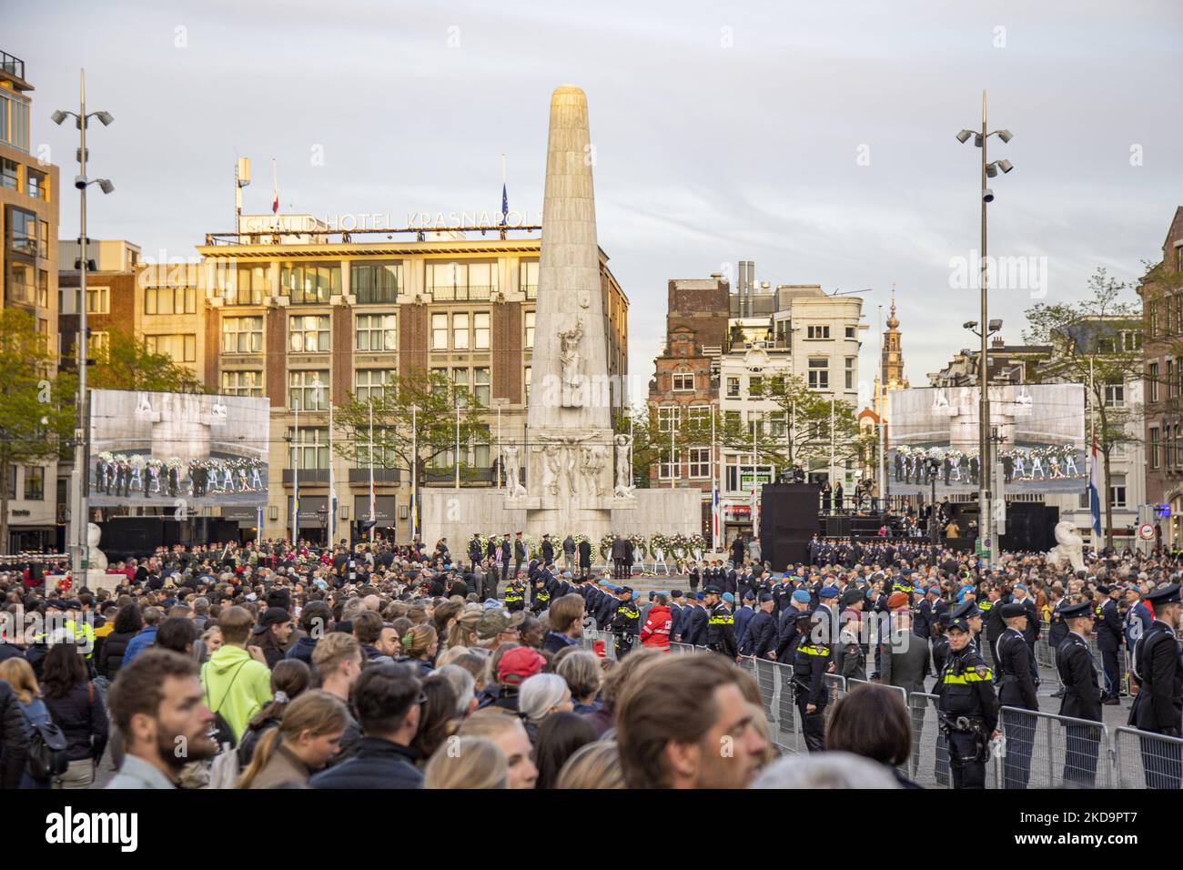 Migliaia di persone, folle frequentano la commemorazione del giorno della memoria per le vittime della seconda guerra mondiale a Piazza Dam ad Amsterdam. I Paesi Bassi sono caduti in silenzio per due minuti alle 8pm di mercoledì sera, mentre il paese ha ricordato i civili e i soldati olandesi morti durante la seconda guerra mondiale in altre missioni di mantenimento della pace. Treni e auto si fermeranno e non ci saranno decolli e atterraggi all’aeroporto di Schiphol in due minuti di silenzio, che si svolgerà alle 8pm. Negozi e supermercati sono tenuti per legge a chiudere alle 7pm:00, e bar e ristoranti avvertono i loro clienti che la musica si fermerà per un breve periodo. T Foto Stock