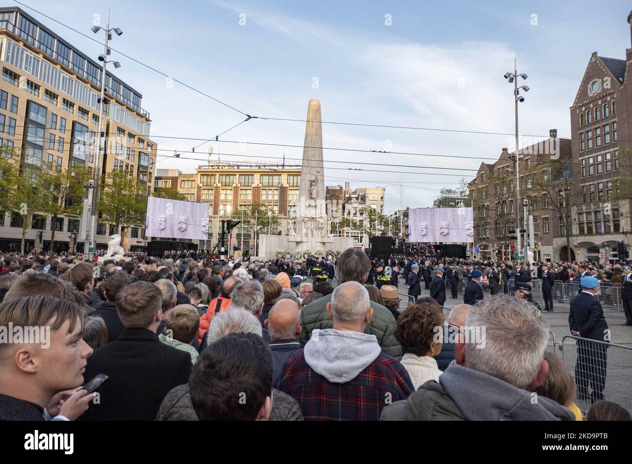 Migliaia di persone, folle frequentano la commemorazione del giorno della memoria per le vittime della seconda guerra mondiale a Piazza Dam ad Amsterdam. I Paesi Bassi sono caduti in silenzio per due minuti alle 8pm di mercoledì sera, mentre il paese ha ricordato i civili e i soldati olandesi morti durante la seconda guerra mondiale in altre missioni di mantenimento della pace. Treni e auto si fermeranno e non ci saranno decolli e atterraggi all’aeroporto di Schiphol in due minuti di silenzio, che si svolgerà alle 8pm. Negozi e supermercati sono tenuti per legge a chiudere alle 7pm:00, e bar e ristoranti avvertono i loro clienti che la musica si fermerà per un breve periodo. T Foto Stock