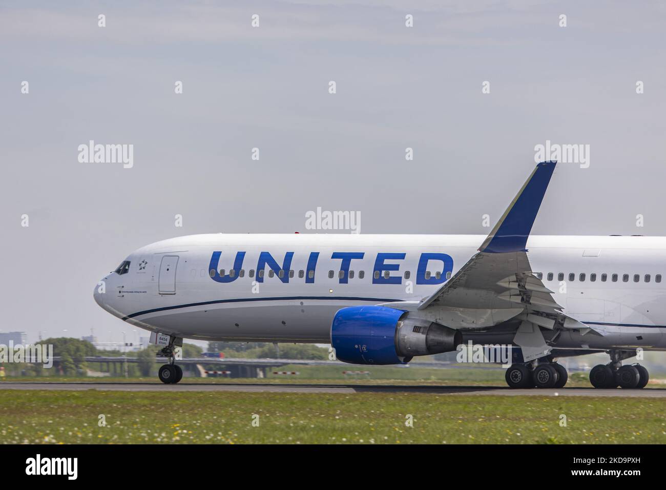 United Airlines Boeing 767-300 come visto in partenza dall'aeroporto Schiphol di Amsterdam AMS EHAM. Il jet di aereo commerciale a corpo largo, sta passando davanti ad una torre di controllo durante il decollo e il volo, il Boeing 767 ha la registrazione N654UA e sta volando verso Houston IAH, USA con il volo numero UA21. United è una grande compagnia aerea statunitense con sede centrale a Chicago, Illinois, Stati Uniti d'America. United è la terza compagnia aerea più grande del mondo dopo la fusione con Continental Airlines nel 2010 e membro del gruppo di aviazione Star Alliance. Il traffico mondiale di passeggeri nel settore dell'aviazione sta affrontando un aumento Foto Stock