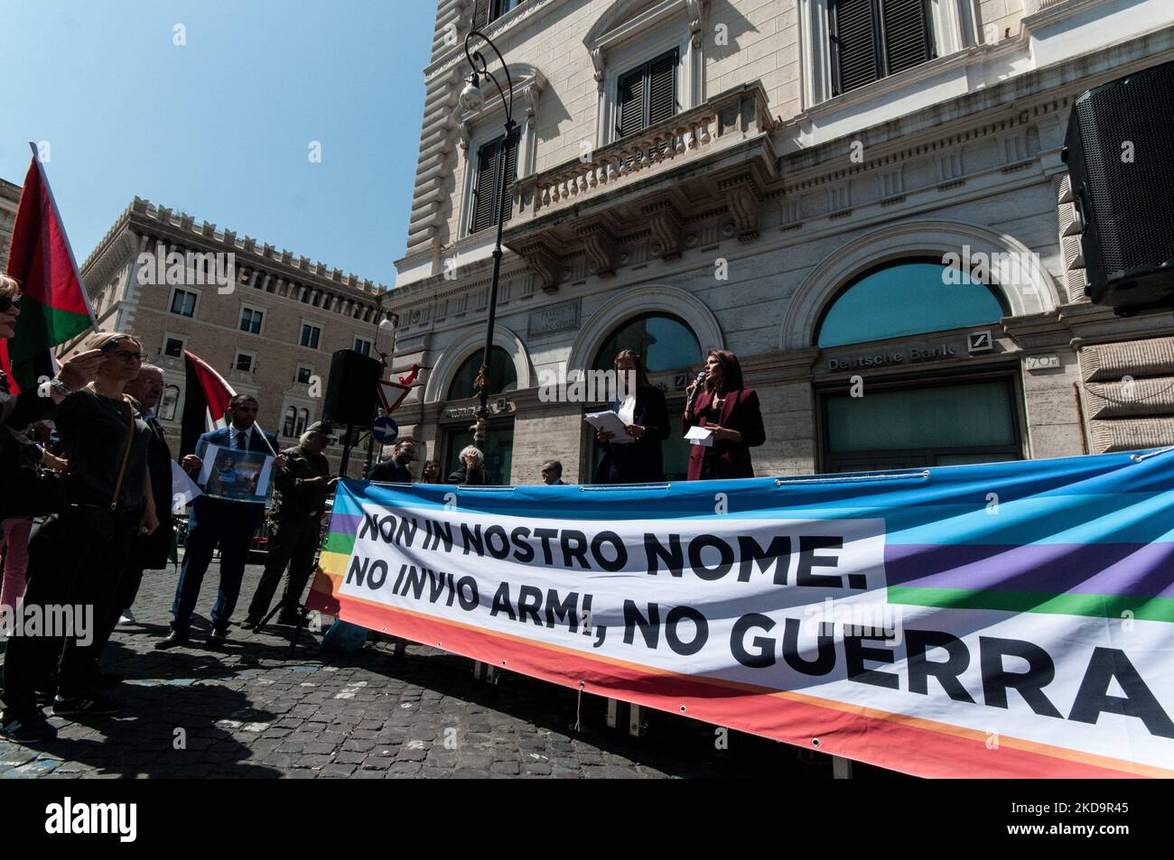 Il sit-in per la pace si è tenuto a Roma, in Piazza Santi Apostoli, il 11 maggio 2022. La manifestazione è stata organizzata dal gruppo parlamentare di sinistra Manifesta Women MPS sostenuto da ''Potere al Popolo'' e ''Partito della Rifondazione Comunista'' per chiedere una pace immediata tra la Federazione Russa e l'Ucraina, per fermare tutte le guerre intorno alla fermata del mondo. (Foto di Andrea Ronchini/NurPhoto) Foto Stock