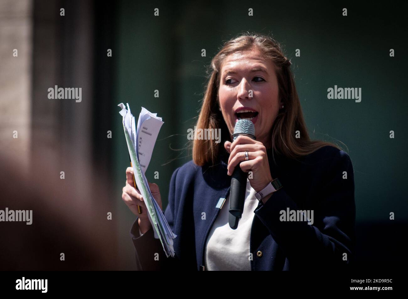 Yana Chiara EHM MP, manifesta durante il sit-in per la pace in Piazza Santi Apostoli, Roma, Italia, il 11 maggio 2022. La manifestazione è stata organizzata dal gruppo parlamentare di sinistra Manifesta Women MPS sostenuto da ''Potere al Popolo'' e ''Partito della Rifondazione Comunista'' per chiedere una pace immediata tra la Federazione Russa e l'Ucraina, per fermare tutte le guerre intorno alla fermata del mondo. (Foto di Andrea Ronchini/NurPhoto) Foto Stock