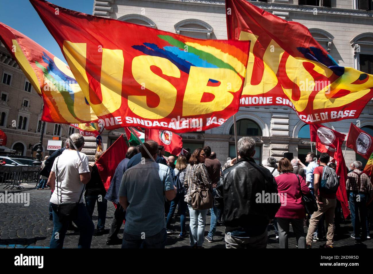 Il sit-in per la pace si è tenuto a Roma, in Piazza Santi Apostoli, il 11 maggio 2022. La manifestazione è stata organizzata dal gruppo parlamentare di sinistra Manifesta Women MPS sostenuto da ''Potere al Popolo'' e ''Partito della Rifondazione Comunista'' per chiedere una pace immediata tra la Federazione Russa e l'Ucraina, per fermare tutte le guerre intorno alla fermata del mondo. (Foto di Andrea Ronchini/NurPhoto) Foto Stock