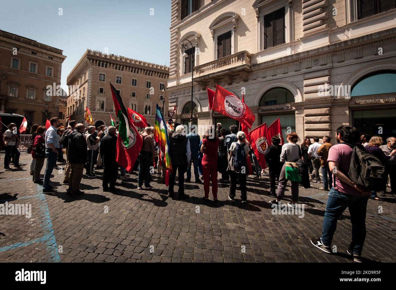 Il sit-in per la pace si è tenuto a Roma, in Piazza Santi Apostoli, il 11 maggio 2022. La manifestazione è stata organizzata dal gruppo parlamentare di sinistra Manifesta Women MPS sostenuto da ''Potere al Popolo'' e ''Partito della Rifondazione Comunista'' per chiedere una pace immediata tra la Federazione Russa e l'Ucraina, per fermare tutte le guerre intorno alla fermata del mondo. (Foto di Andrea Ronchini/NurPhoto) Foto Stock
