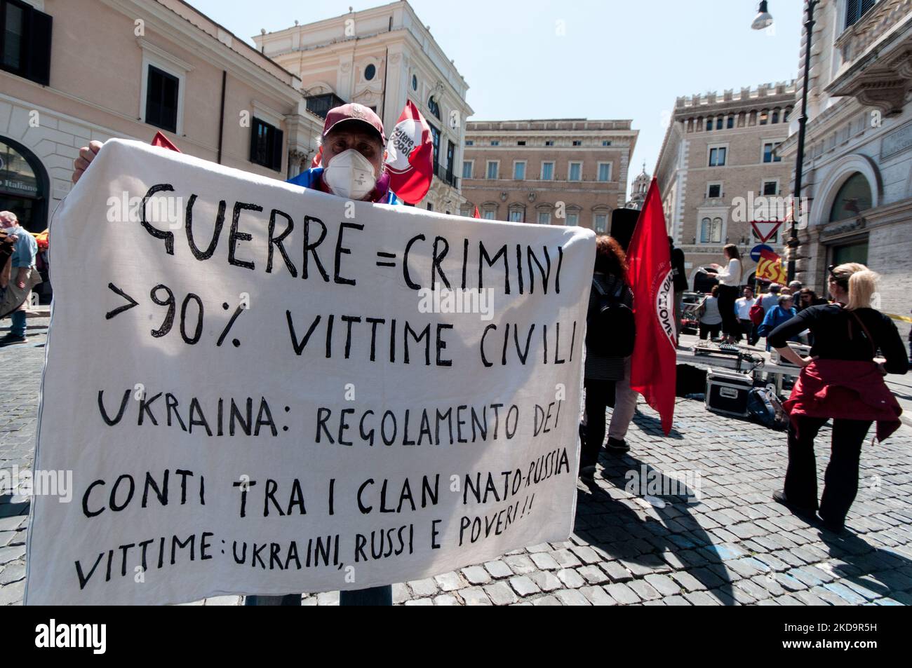 Il sit-in per la pace si è tenuto a Roma, in Piazza Santi Apostoli, il 11 maggio 2022. La manifestazione è stata organizzata dal gruppo parlamentare di sinistra Manifesta Women MPS sostenuto da ''Potere al Popolo'' e ''Partito della Rifondazione Comunista'' per chiedere una pace immediata tra la Federazione Russa e l'Ucraina, per fermare tutte le guerre intorno alla fermata del mondo. (Foto di Andrea Ronchini/NurPhoto) Foto Stock