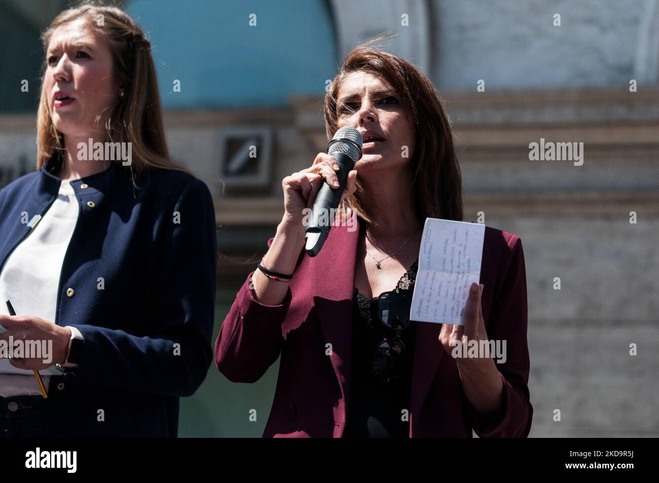 Simona Suriano MP, manifesta durante il sit-in per la pace in Piazza Santi Apostoli, Roma, Italia, il 11 maggio 2022. La manifestazione è stata organizzata dal gruppo parlamentare di sinistra Manifesta Women MPS sostenuto da ''Potere al Popolo'' e ''Partito della Rifondazione Comunista'' per chiedere una pace immediata tra la Federazione Russa e l'Ucraina, per fermare tutte le guerre intorno alla fermata del mondo. (Foto di Andrea Ronchini/NurPhoto) Foto Stock