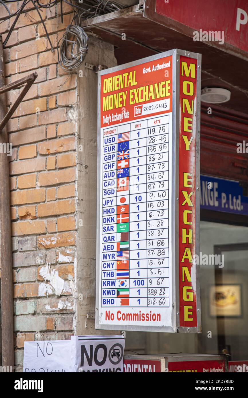 Primo piano al consiglio di amministrazione con i tassi di cambio giornalieri. Ufficio del Centro di Cambio di moneta, un luogo per lo scambio di valuta estera con la rupia nepalese locale NPR nella zona di Thamel, a Kathmandu, la capitale del Nepal il 15 aprile 2022. Ci sono tavole che hanno tutti i prezzi scritti in base alla tariffa giornaliera. Thamel ha dozzine di uffici che offrono servizi di scambio in quanto è una popolare destinazione turistica. Lo scambio può essere offerto in banche, rivenditori autorizzati forex, hotel e l'aeroporto internazionale di Tribhuvan. La domanda più comune di cambio è Euro, Dollaro statunitense, renminbi, sterline inglesi, rupie indiane Foto Stock
