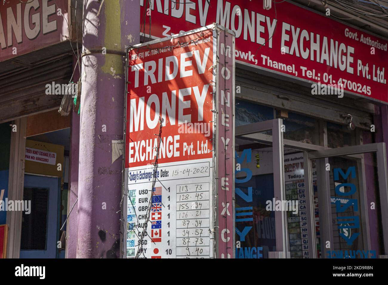 Primo piano al consiglio di amministrazione con i tassi di cambio giornalieri. Ufficio del Centro di Cambio di moneta, un luogo per lo scambio di valuta estera con la rupia nepalese locale NPR nella zona di Thamel, a Kathmandu, la capitale del Nepal il 15 aprile 2022. Ci sono tavole che hanno tutti i prezzi scritti in base alla tariffa giornaliera. Thamel ha dozzine di uffici che offrono servizi di scambio in quanto è una popolare destinazione turistica. Lo scambio può essere offerto in banche, rivenditori autorizzati forex, hotel e l'aeroporto internazionale di Tribhuvan. La domanda più comune di cambio è Euro, Dollaro statunitense, renminbi, sterline inglesi, rupie indiane Foto Stock