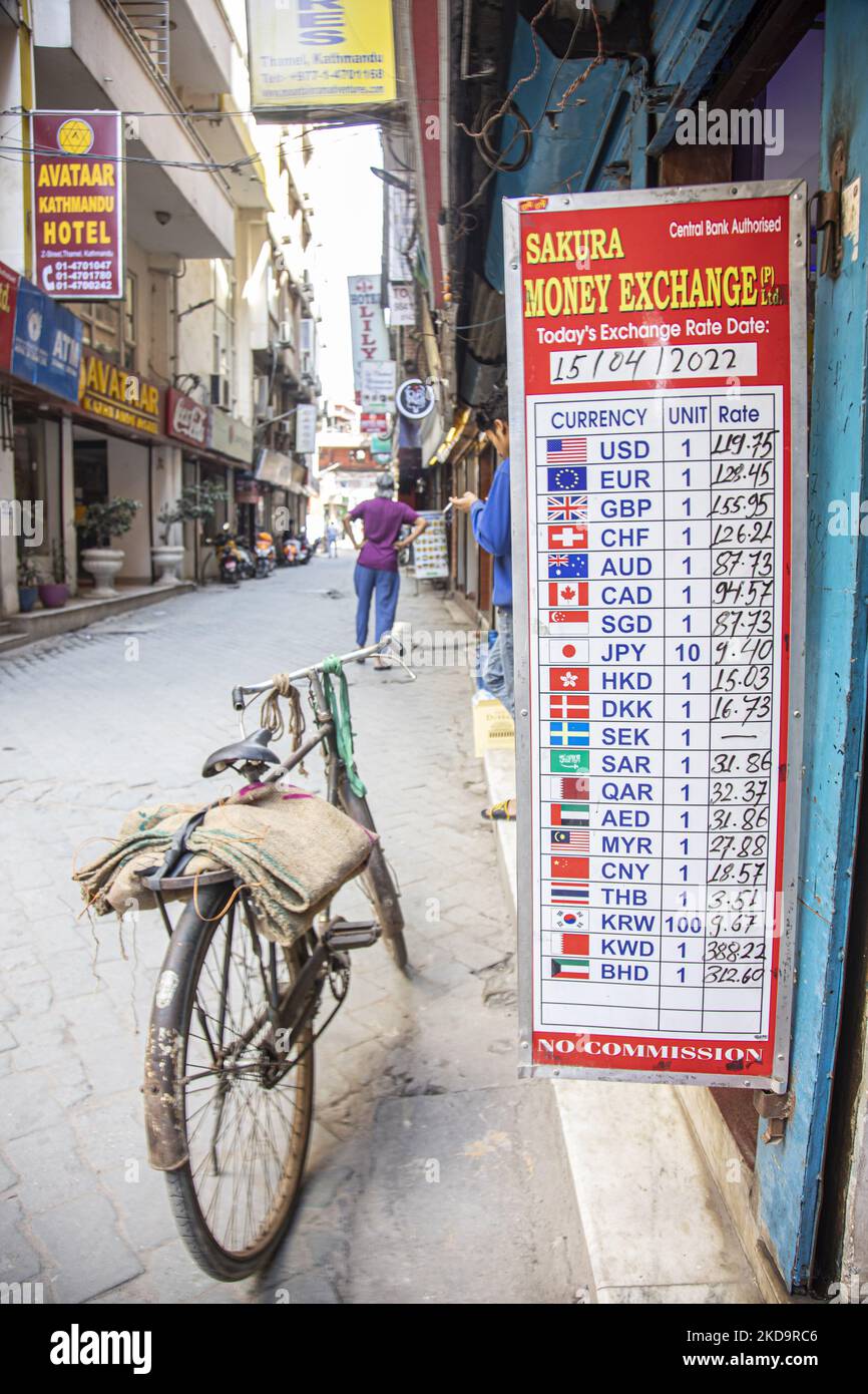 Closeup al bordo con i tassi di cambio giornalieri vicino ad una bicicletta in piedi. Ufficio del Centro di Cambio di moneta, un luogo per lo scambio di valuta estera con la rupia nepalese locale NPR nella zona di Thamel, a Kathmandu, la capitale del Nepal il 15 aprile 2022. Ci sono tavole che hanno tutti i prezzi scritti in base alla tariffa giornaliera. Thamel ha dozzine di uffici che offrono servizi di scambio in quanto è una popolare destinazione turistica. Lo scambio può essere offerto in banche, rivenditori autorizzati forex, hotel e l'aeroporto internazionale di Tribhuvan. La domanda più comune di cambio è Euro, Dollaro statunitense, renminbi, Pound ste Foto Stock