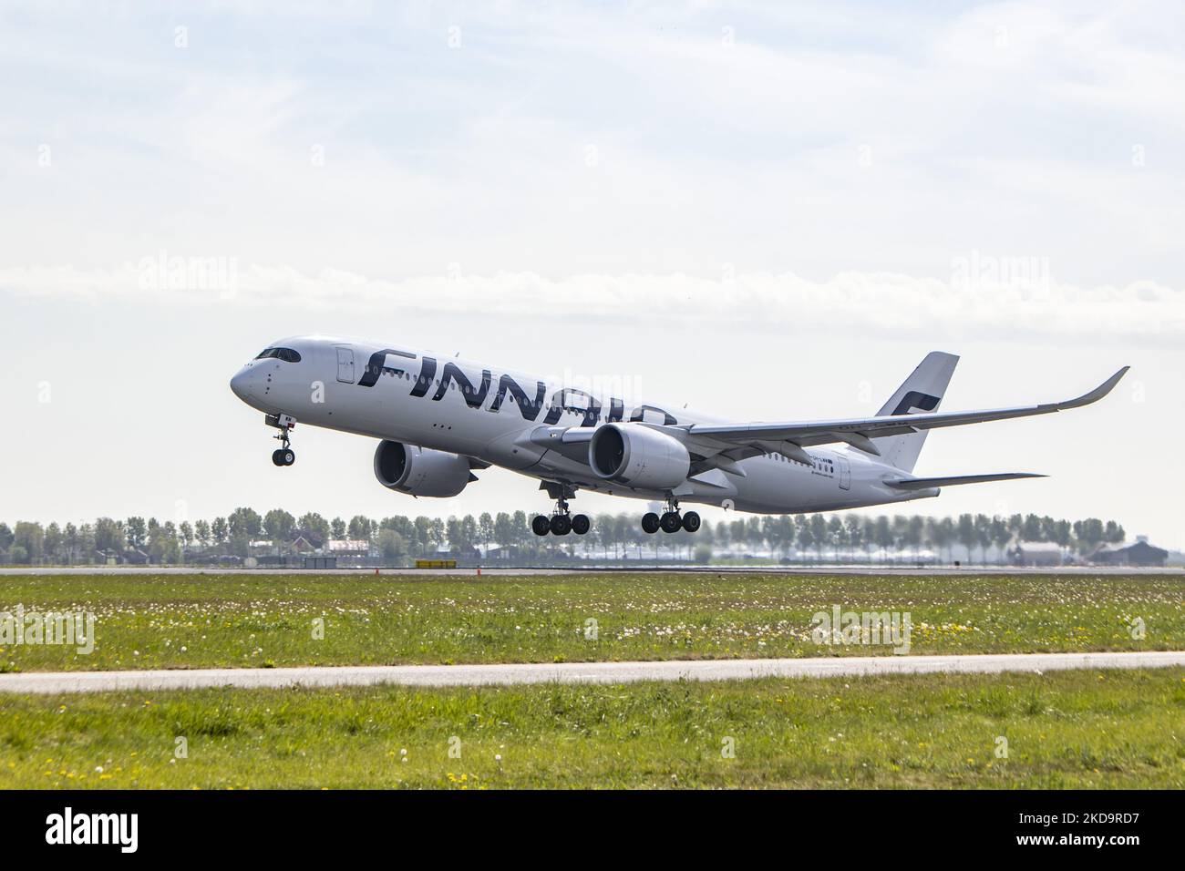 Aeromobile Finnair Airbus A350-900 visto durante la fase di rotazione, decollo e volo mentre l'aereo parte dall'aeroporto Schiphol di Amsterdam AMS EHAM. Il moderno velivolo a fusoliera larga da A350 passeggeri ha la registrazione OH-LWM. Finnair è il vettore di bandiera finlandese e membro del gruppo di alleanza oneworld nel settore dell'aviazione. L'aereo vola a Helsinki, Finlandia. Con la sospensione delle misure contro la pandemia di Coronavirus del Covid-19, l'industria dell'aviazione, dei viaggi e del turismo sta aumentando la domanda di voli. Amsterdam, Paesi Bassi il 4 maggio 2022 (Foto di Nicolas Economou/NurPhoto) Foto Stock