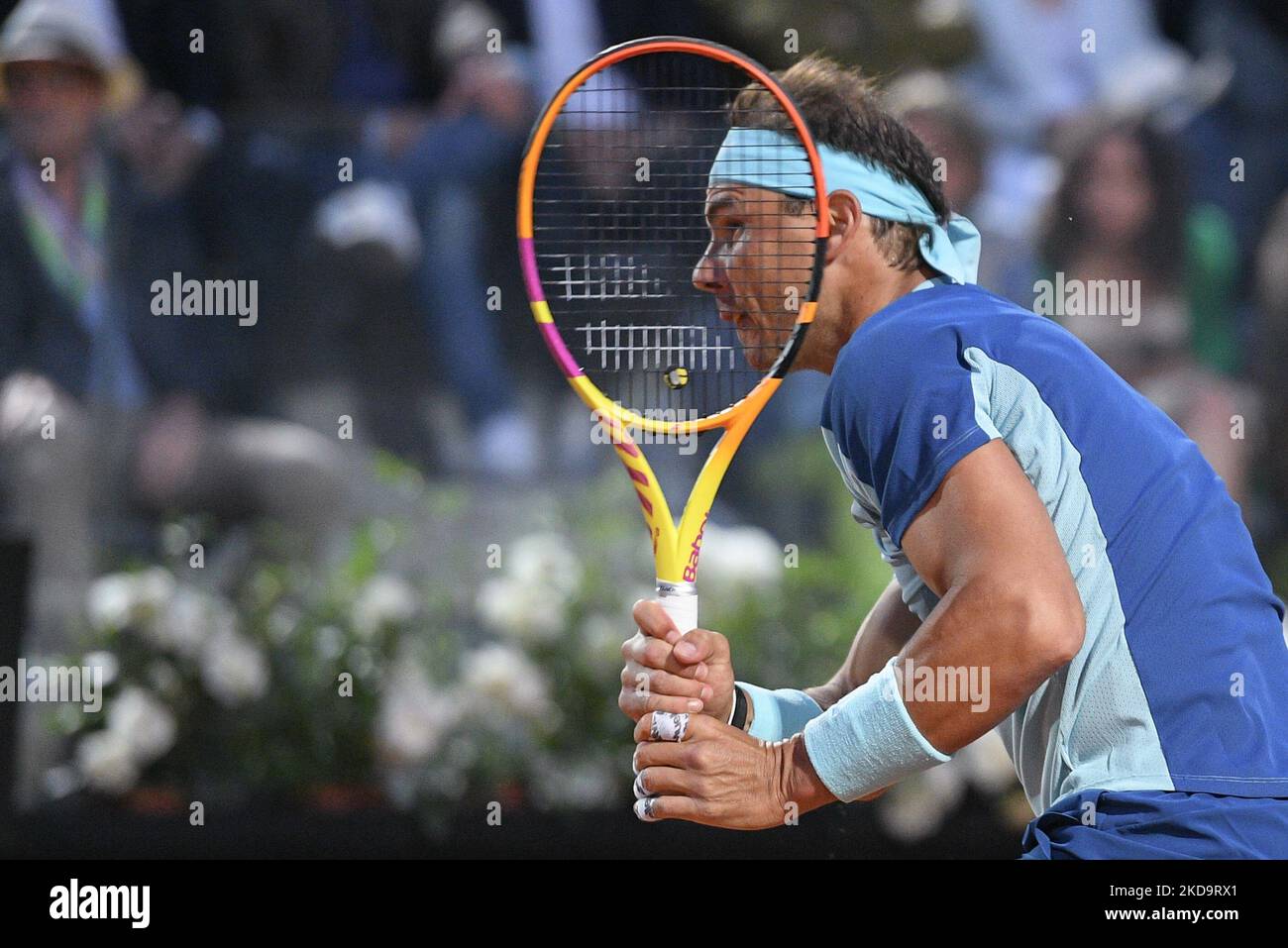 Rafael Nadal in azione durante la partita internazionale BNL D'Italia 2022 tra Rafael Nadal e Denis Shapovalov - Day Five il 12 maggio 2022 a Foro Italico a Roma. (Foto di Giuseppe Maffia/NurPhoto) Foto Stock