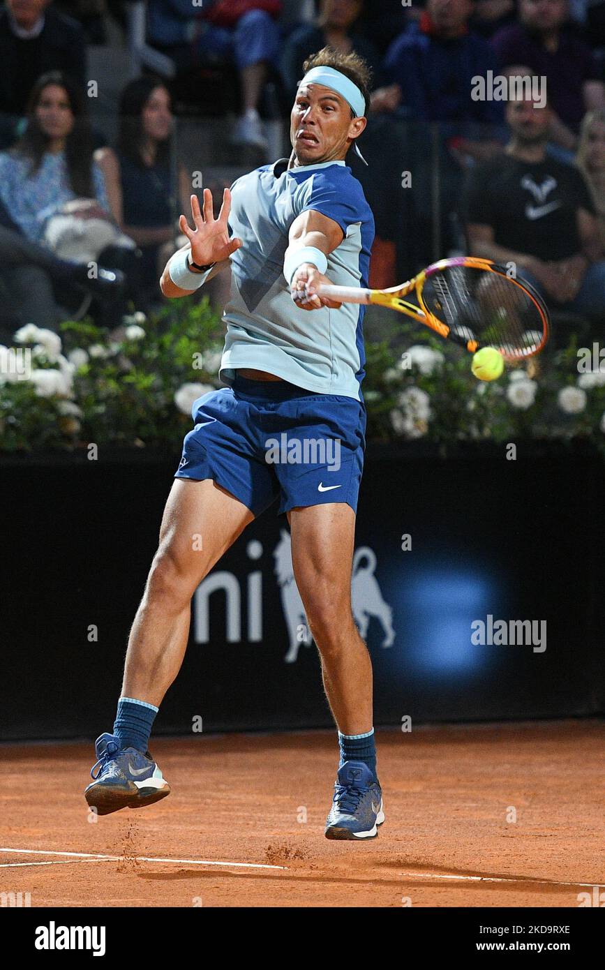 Rafael Nadal in azione durante la partita internazionale BNL D'Italia 2022 tra Rafael Nadal e Denis Shapovalov - Day Five il 12 maggio 2022 a Foro Italico a Roma. (Foto di Giuseppe Maffia/NurPhoto) Foto Stock