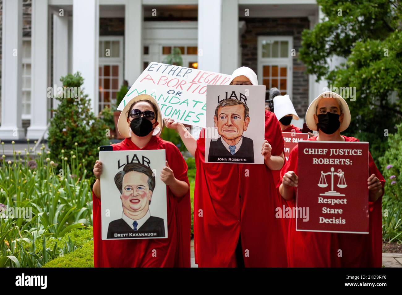 I dimostranti vestiti come le manigelle dalla racconto della serva lasciano il Chevy Chase Club, dove la giustizia conservativa Brett Kavanaugh è un membro. Sono andati al Club per chiedere una domanda di adesione per protestare contro la decisione preliminare della Corte Suprema di rovesci Roe contro Wade, e le assicurazioni dei giudici conservatori al Congresso che avrebbero rispettato il precedente. (Foto di Allison Bailey/NurPhoto) Foto Stock