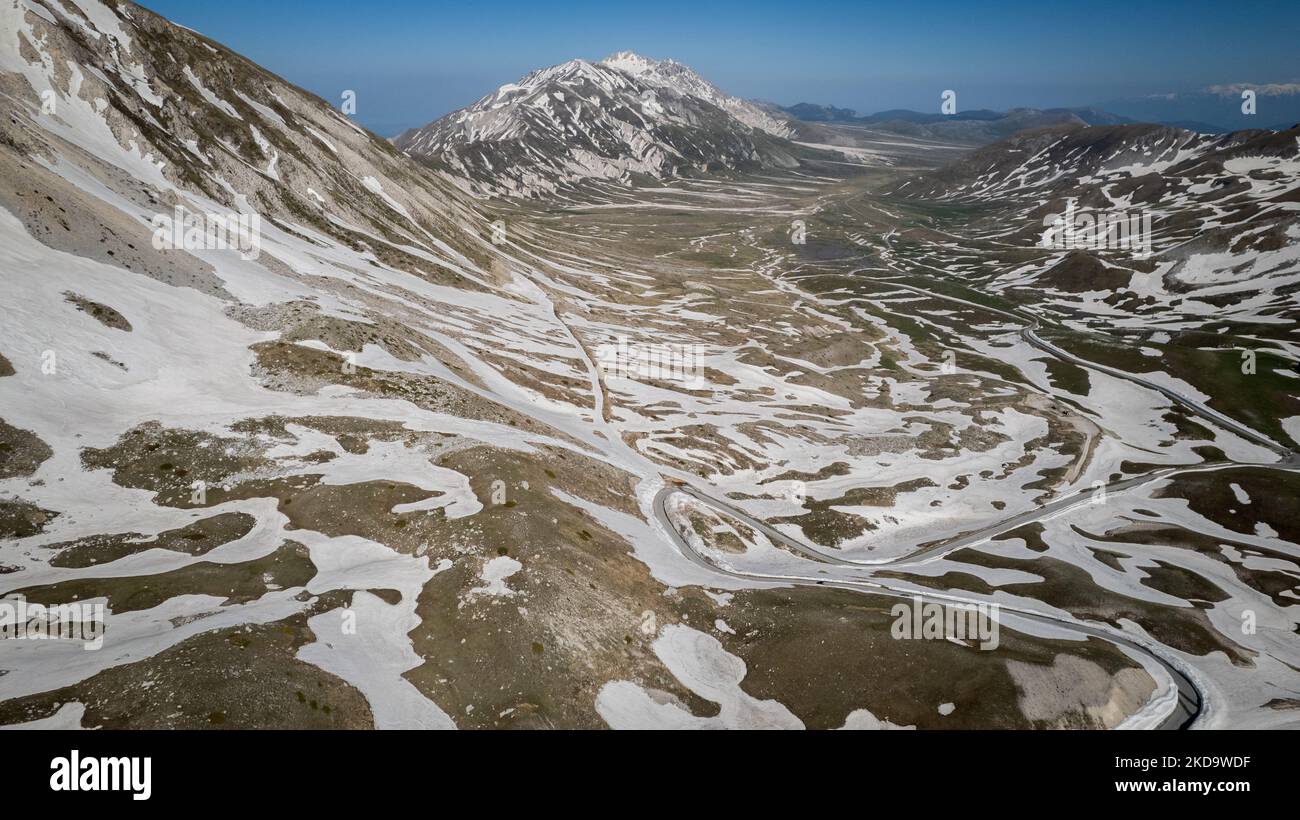 Una vista drone della pianura di campo Imperatore, noto anche come piccolo tibetano, nel Parco Nazionale del Gran Sasso e dei Monti Laga, il 13 maggio 2022. Il Gran Sasso d'Italia è un massiccio appenninico. La sua vetta più alta, il Corno Grande (2.912 metri), è la montagna più alta dell'Appennino, e la seconda montagna più alta d'Italia al di fuori delle Alpi. (Foto di Manuel Romano/NurPhoto) Foto Stock