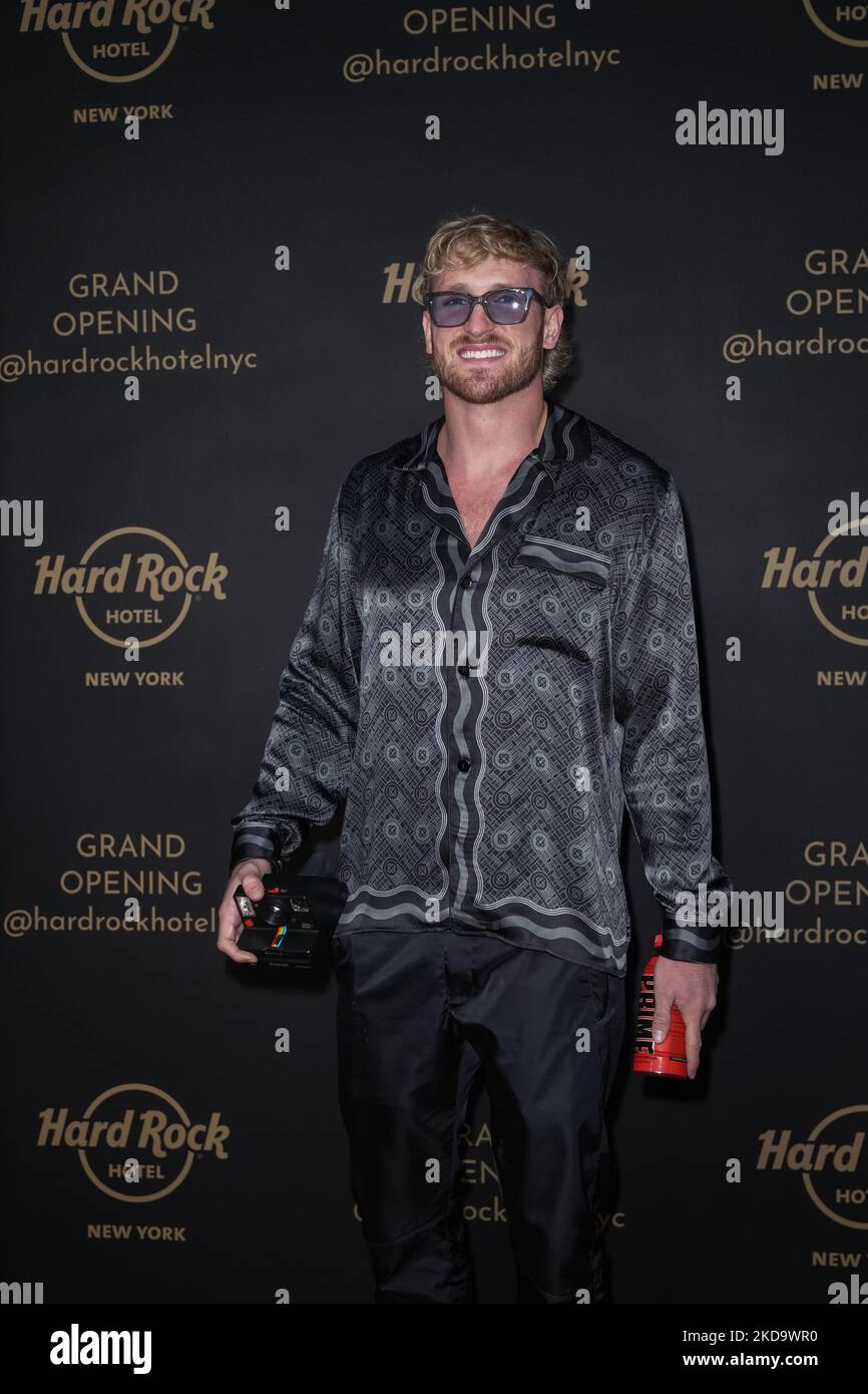 NEW YORK, NEW YORK - 12 MAGGIO: Logan Paul arriva alla grande apertura dell'Hard Rock Hotel Times Square il 12 maggio 2022 a New York City. (Foto di John Nacion/NurPhoto) Foto Stock