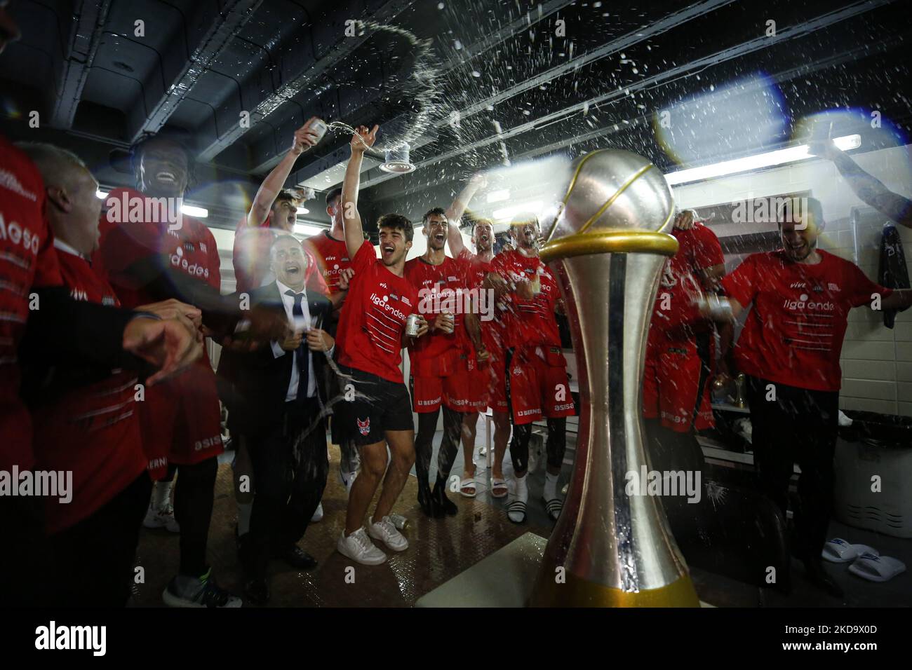 I giocatori di Coviran Granada celebrano la promozione alla lega ACB e vinceranno la lega LEB ORO durante la partita LEB ORO tra Coviran Granada e CB Almansa al Palacio de Los Deportes il 13 maggio 2022 a Granada, Spagna. (Foto di Álex Cámara/NurPhoto) Foto Stock