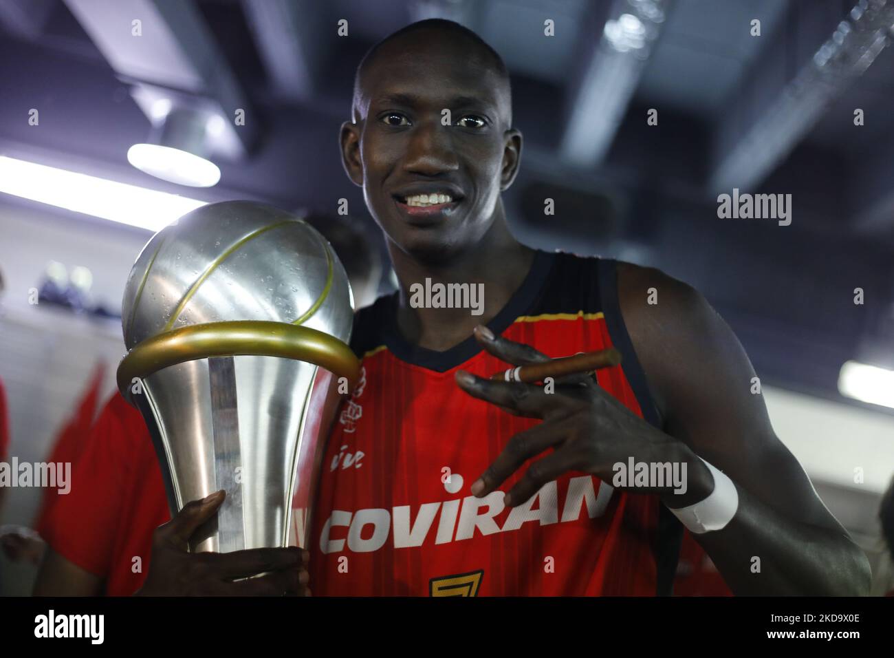 Il Petit Niang, di Coviran Granada fuma un sigaro durante la celebrazione della promozione alla lega ACB e dopo aver vinto la lega durante la partita LEB ORO tra Coviran Granada e CB Almansa al Palacio de Los Deportes il 13 maggio 2022 a Granada, Spagna. (Foto di Álex Cámara/NurPhoto) Foto Stock