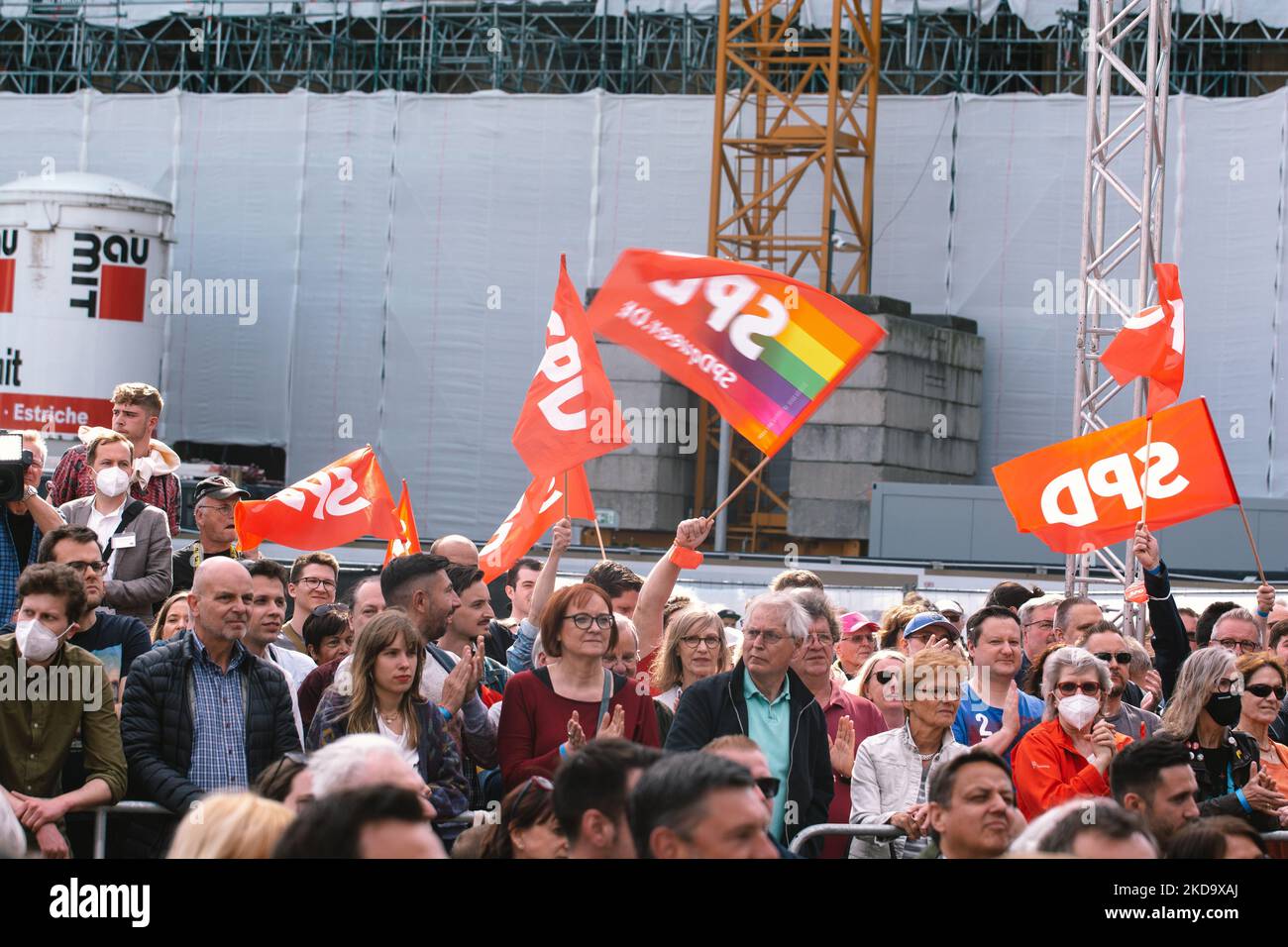 I sostenitori della SPD sono visti sventolare le bandiere della SPD a Roncalliplatz a Colonia, Germania, il 13 maggio durante la campagna elettorale dello stato del partito SPD 2022 (Foto di Ying Tang/NurPhoto) Foto Stock