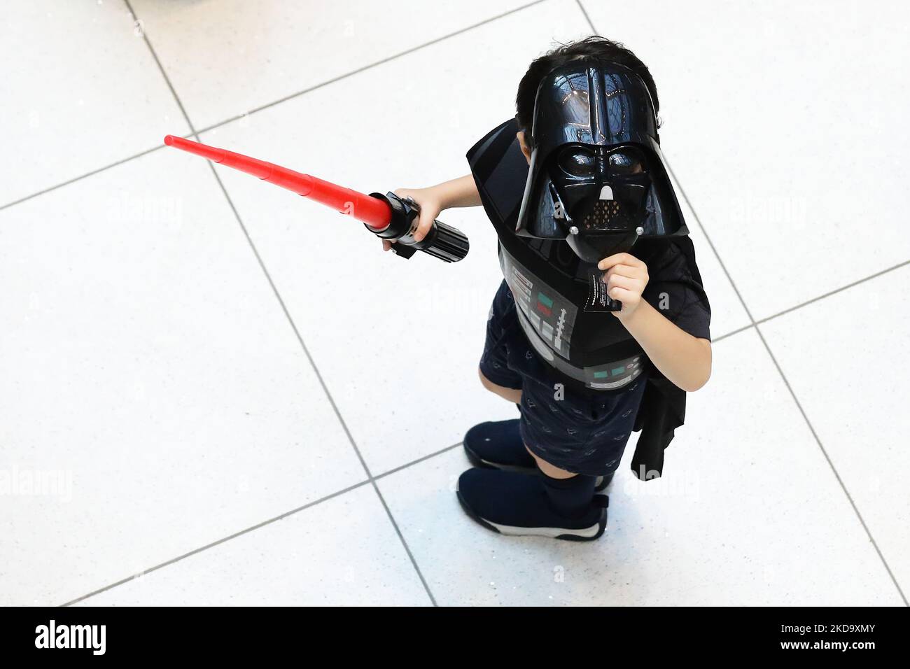 Un giovane fan si veste di personaggio Darth Vader del film di Star Wars si prepara a riunirsi a Suntec City il 14 maggio 2022 a Singapore. 143 i fan di Star Wars delle comunità locali si sono riuniti nel centro commerciale per creare il Singapore Book of Records per il più grande raduno di fan vestiti come personaggi della serie. (Foto di Suhaimi Abdullah/NurPhoto) Foto Stock