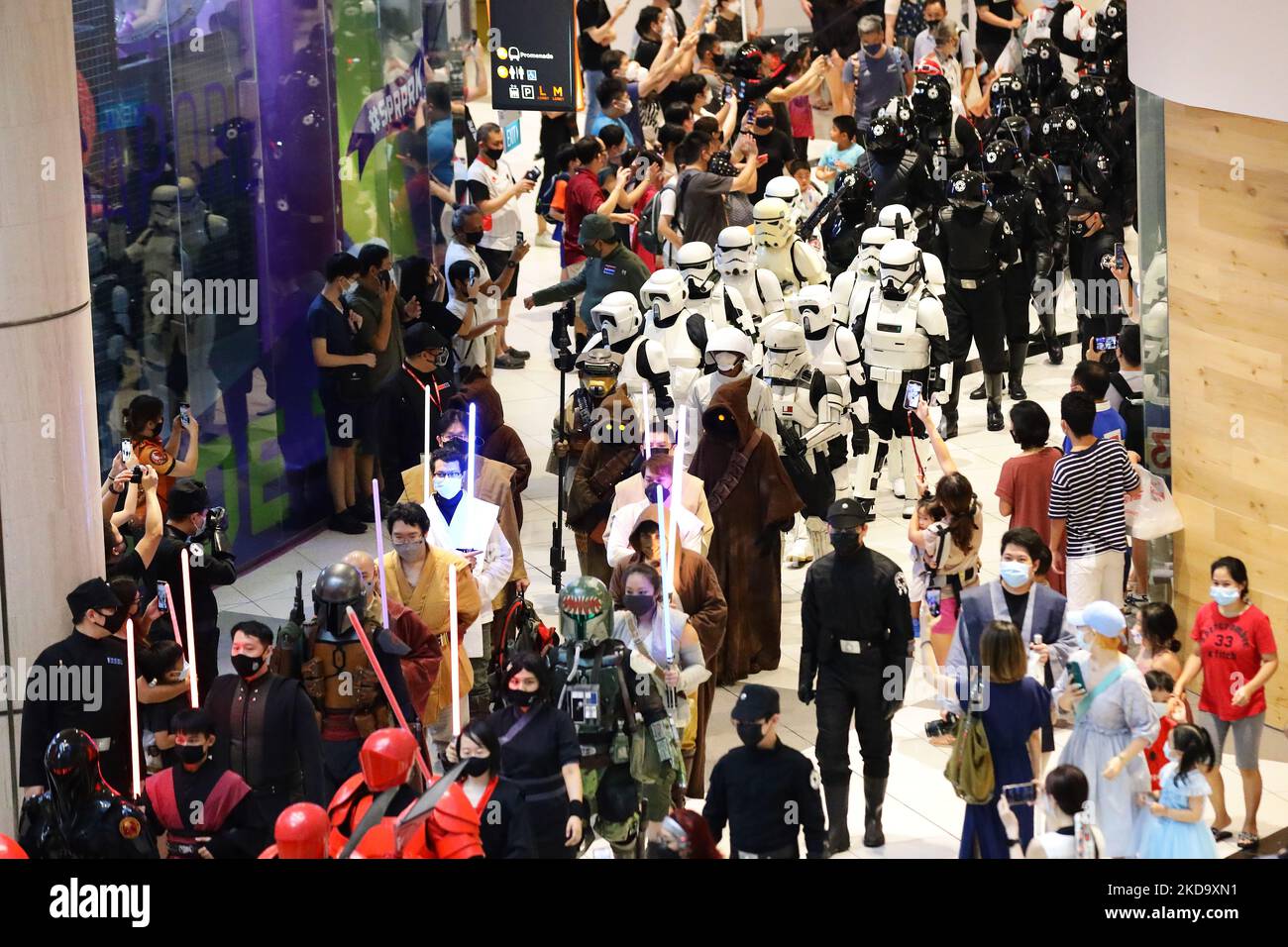 La gente si veste di personaggi di Star Wars che si riuniscono a Suntec City il 14 maggio 2022 a Singapore. 143 i fan di Star Wars delle comunità locali si sono riuniti nel centro commerciale per creare il Singapore Book of Records per il più grande raduno di fan vestiti come personaggi della serie. (Foto di Suhaimi Abdullah/NurPhoto) Foto Stock