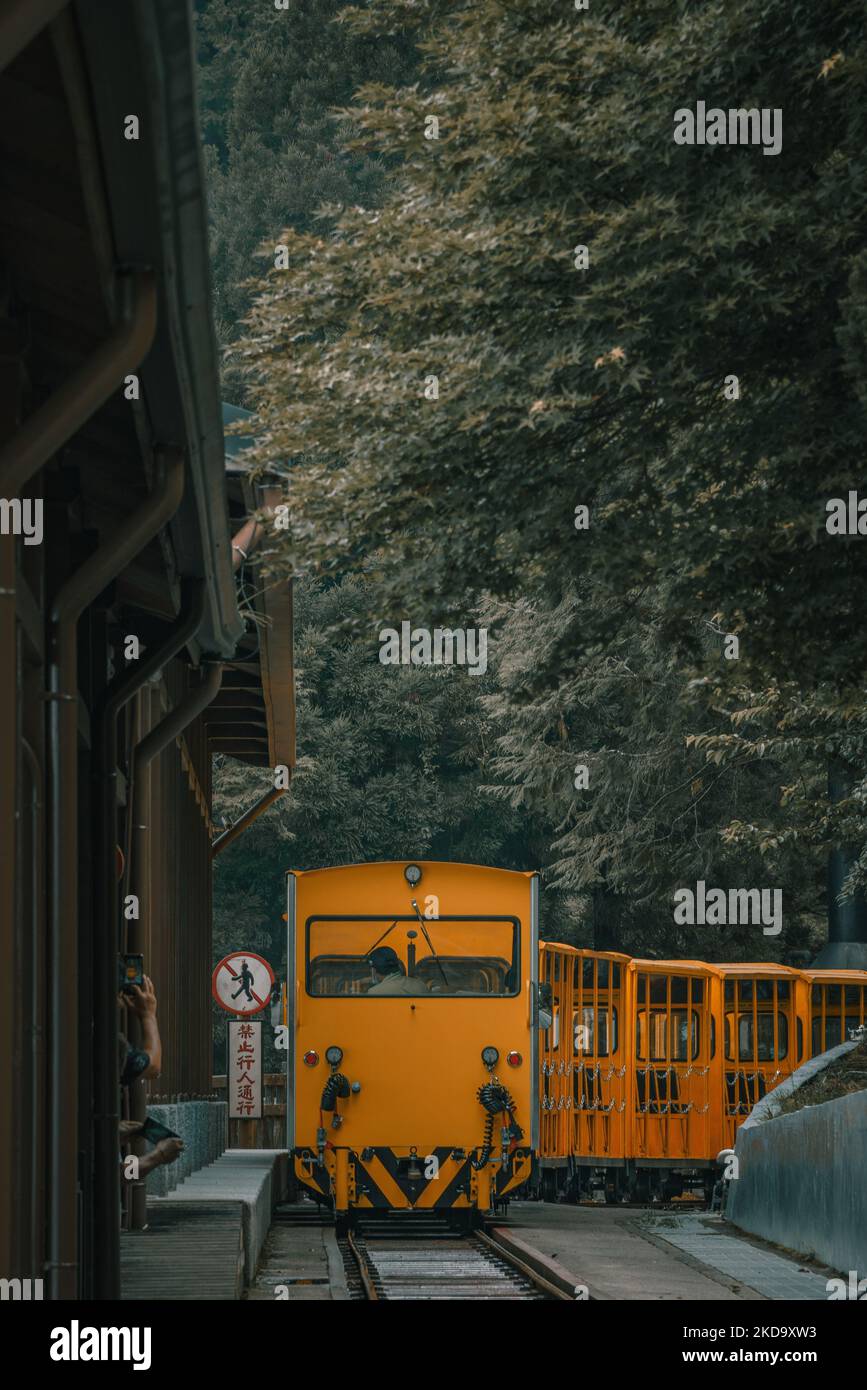 Uno scatto verticale di un vecchio tram giallo Foto Stock