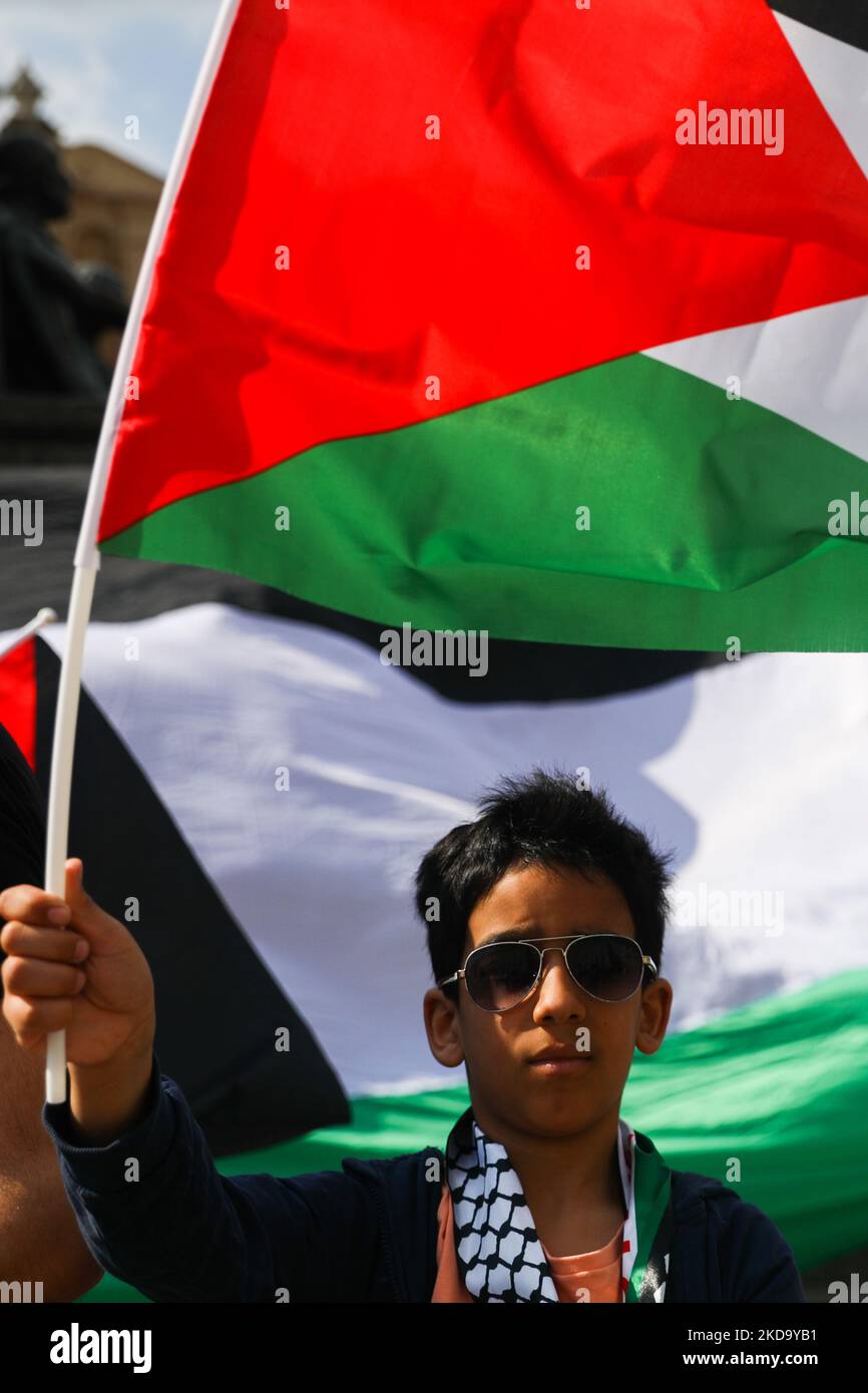 Un ragazzo partecipa alla protesta della solidarietà con la Palestina nella piazza principale per celebrare il 74th° anniversario della Nakba, della catastrofe palestinese e dei 74 anni dello Stato di Israele. Cracovia, Polonia il 14th maggio 2022. (Foto di Beata Zawrzel/NurPhoto) Foto Stock