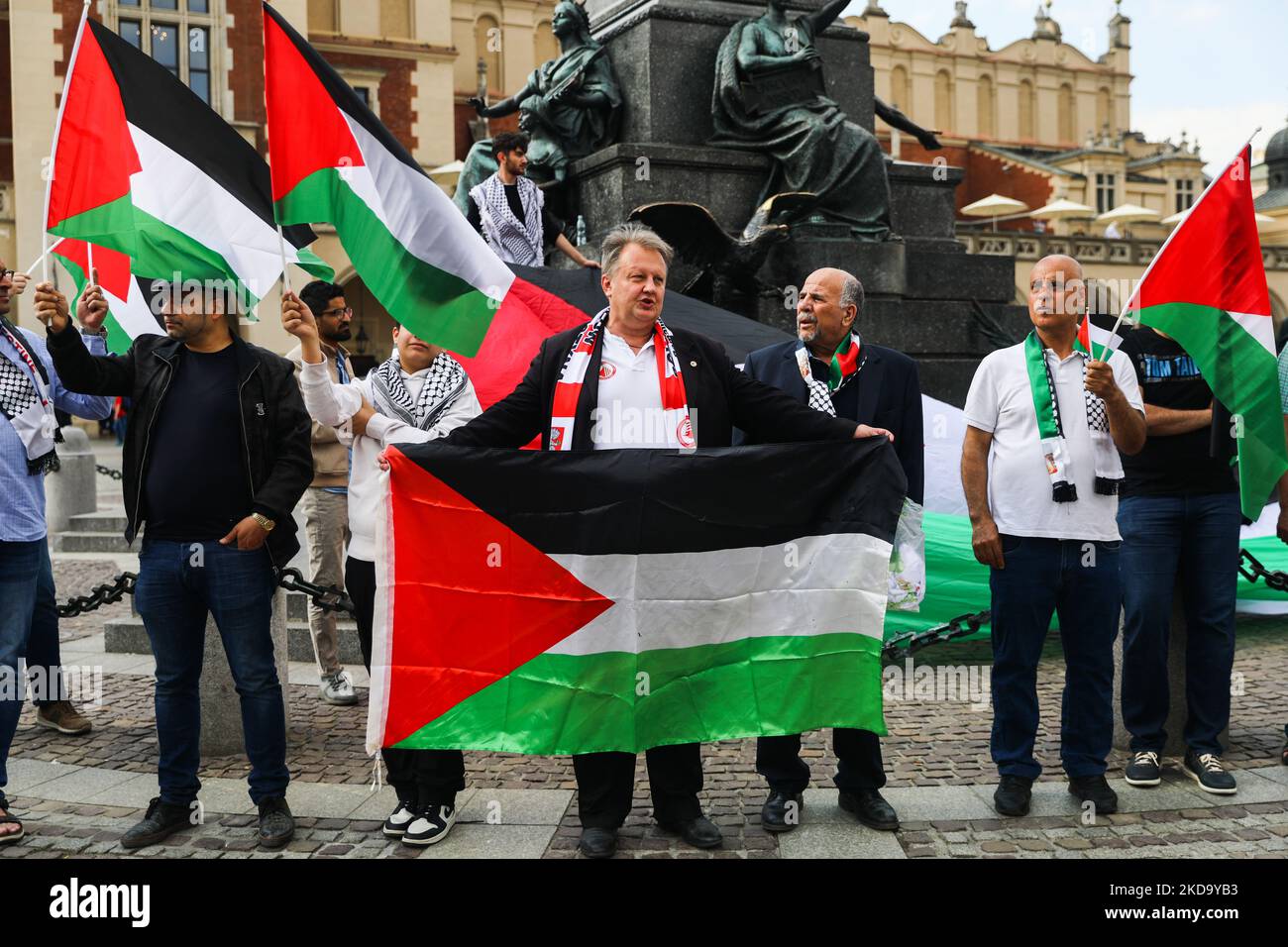 I palestinesi e i sostenitori assistono alla protesta di solidarietà con la Palestina nella piazza principale per celebrare il 74th° anniversario della Nakba, la catastrofe palestinese e i 74 anni dello Stato di Israele. Cracovia, Polonia il 14th maggio 2022. (Foto di Beata Zawrzel/NurPhoto) Foto Stock