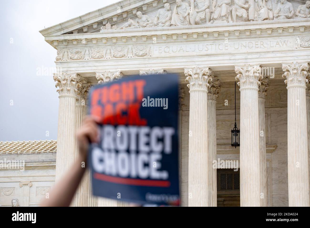 La gente marcia alla Corte Suprema durante i divieti fuori dei nostri corpi marcia delle donne a Washington, D.C. il 14 maggio 2022 (Foto di Bryan Olin Dozier/NurPhoto) Foto Stock