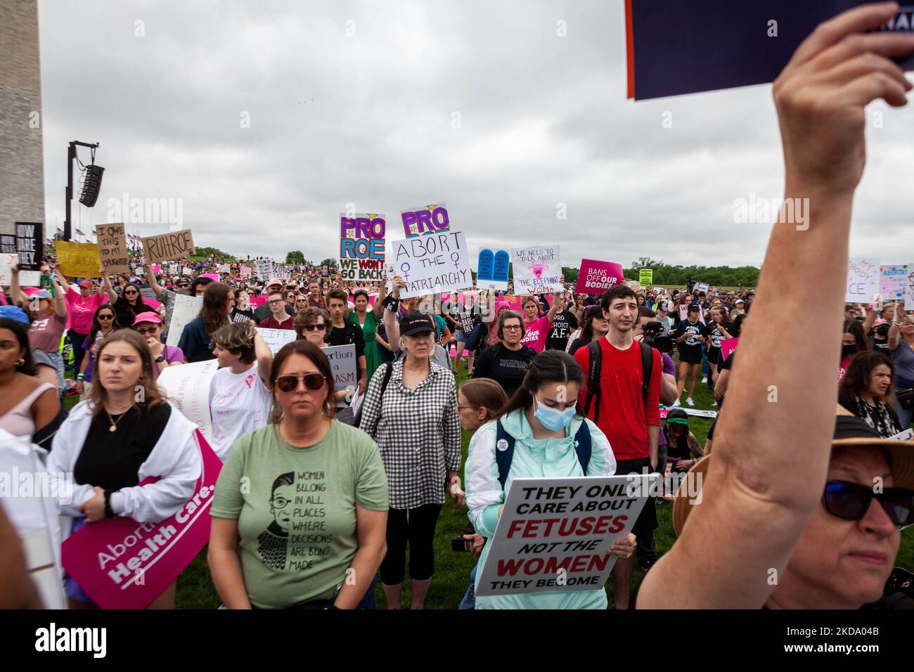 Migliaia di persone partecipano all'evento di punta di una giornata nazionale di protesta per i diritti riproduttivi. La Planned Parenthood degli ospiti e la marcia delle Donne hanno organizzato le numerose manifestazioni in risposta al progetto di parere trapelato dalla Corte Suprema che rovescerà il diritto all'aborto stabilito da Roe contro Wade. Migliaia di americani hanno chiesto che i diritti all'autonomia corporea e alle decisioni riproduttive restassero nelle mani di ogni individuo. (Foto di Allison Bailey/NurPhoto) Foto Stock