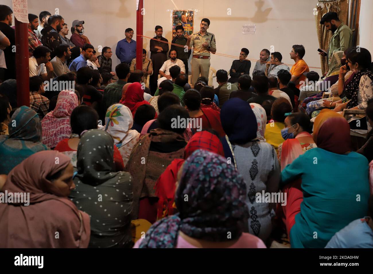 SSP Baramulla Mohammad Rayees Bhat parla con Kashmiri Pandits durante la loro protesta contro la colonia di Veervan Pandit a Baramulla Jammu e Kashmir India il 14 maggio 2022. Massicce proteste sono state testimoniate nella valle del Kashmir dopo che un dipendente di Kashmiri Pandit è stato ucciso da sconosciuti a Budgam. (Foto di Nasir Kachroo/NurPhoto) Foto Stock