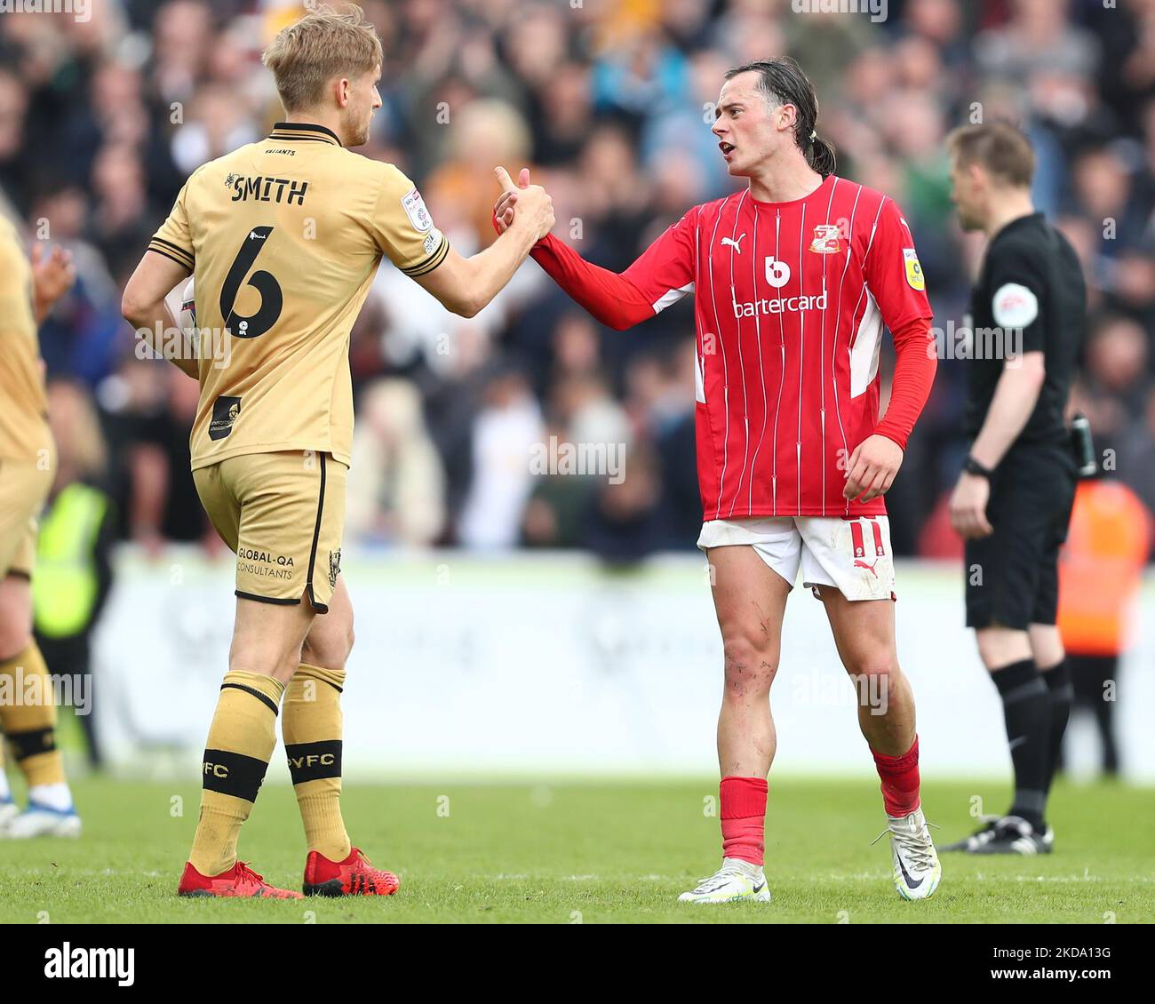 Nathan Smith di Port vale (a sinistra) e Harry McKirdy di Swindon Town (a destra) scuotono le mani a tempo pieno durante il Play-off della Sky Bet League 2 semi-finale 1st tappa tra Swindon Town e Port vale al County Ground, Swindon domenica 15th maggio 2022. (Foto di Kieran Riley/MI News/NurPhoto) Foto Stock