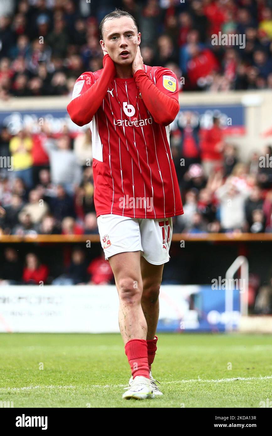 Harry McKirdy di Swindon Town reagisce durante la gara di lancio della Sky Bet League 2 semi-finale 1st tappa tra Swindon Town e Port vale presso il County Ground di Swindon domenica 15th maggio 2022. (Foto di Kieran Riley/MI News/NurPhoto) Foto Stock