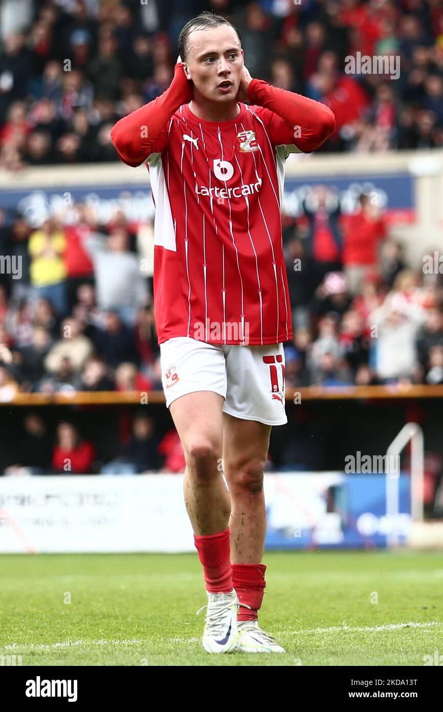 Harry McKirdy di Swindon Town reagisce durante la gara di lancio della Sky Bet League 2 semi-finale 1st tappa tra Swindon Town e Port vale presso il County Ground di Swindon domenica 15th maggio 2022. (Foto di Kieran Riley/MI News/NurPhoto) Foto Stock