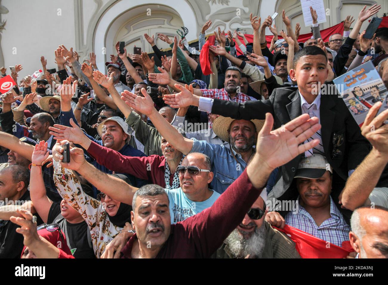 I manifestanti cantano Degage (uscire) mentre fanno un gesto durante una manifestazione tenuta dai sostenitori del movimento cittadini contro il colpo di stato - l'iniziativa democratica, il fronte nazionale di salvezza e il partito islamico Ennahda, su Avenue Habib Bourguiba a Tunisi, Tunisia, il 15 maggio, 2022 per protestare contro il presidente tunisino Kais Saied e le sue misure eccezionali prese dal luglio 2021. I manifestanti hanno chiesto la destituzione del presidente Kais Saied e la caduta di quello che hanno definito il regime dittatoriale e hanno chiesto il ritorno delle istituzioni democratiche e il ritorno alla democrazia. (PH Foto Stock