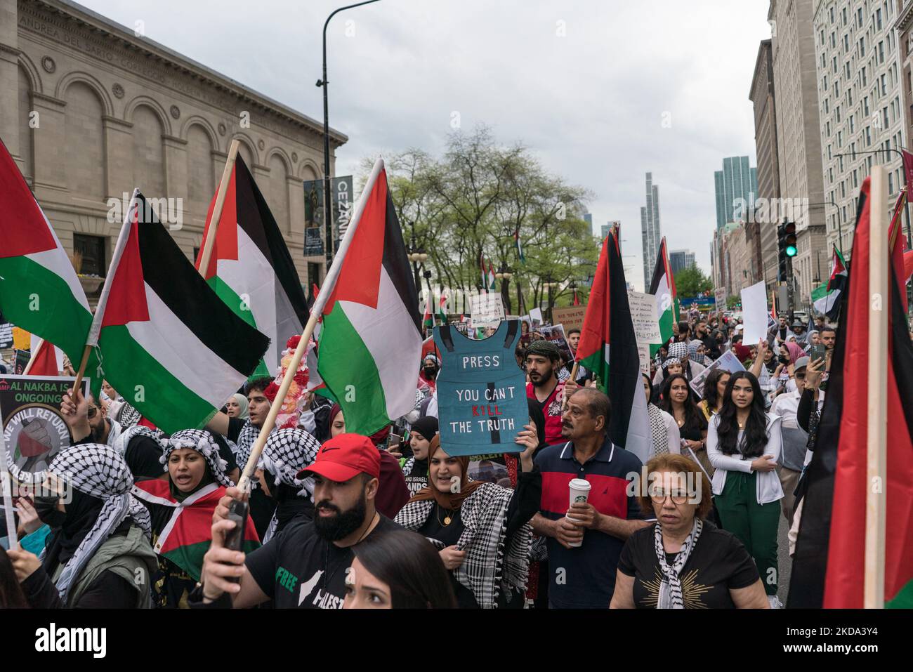 I dimostranti marciano a Chicago, Illinois il 15 maggio 2022 cercando giustizia per il giornalista di al Jazeera Shireen Abu Akleh, ucciso e ucciso il 11 maggio, mentre riportava un raid dell'esercito israeliano in un campo profughi nella città di Jenin, in Cisgiordania. (Foto di Max Herman/NurPhoto) Foto Stock