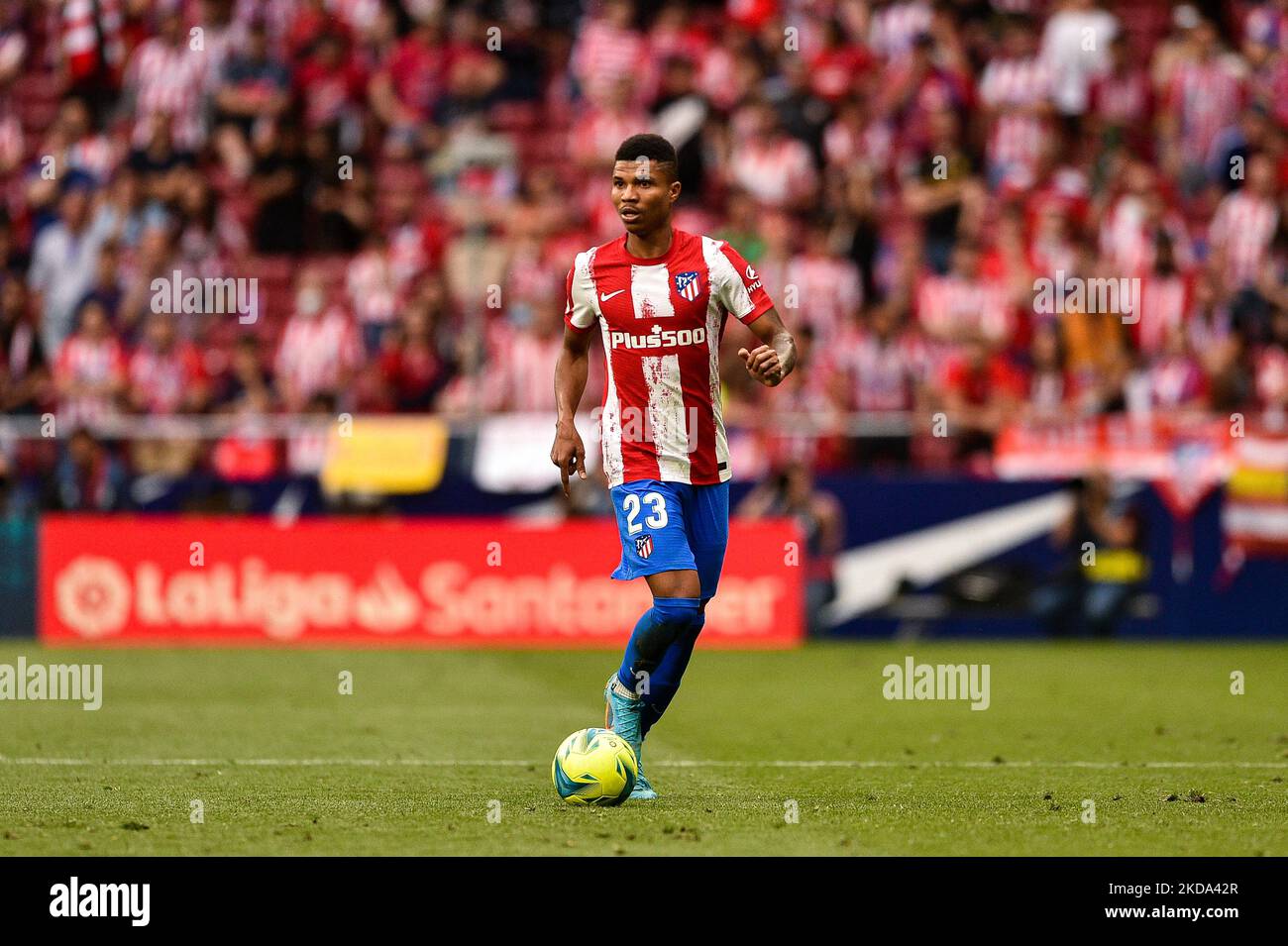 Reinildo Mandava durante la partita della Liga tra Atletico de Madrid e Sevilla FC a Wanda Metropolitano il 15 maggio 2022 a Madrid, Spagna. (Foto di Rubén de la Fuente Pérez/NurPhoto) Foto Stock