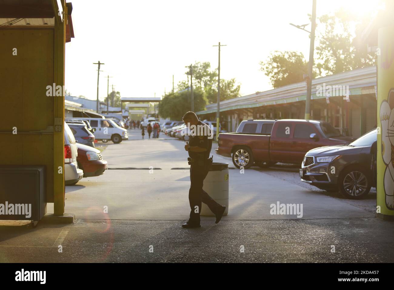 Un tiro ha avuto luogo in un mercato occupato a Houston, Texas, domenica 15 maggio 2022. Due sono stati segnalati morti sulla scena e altre tre vittime sono state ricoverate in condizioni critiche secondo l’ufficio dello sceriffo. Nella foto: Un poliziotto torna solennemente alla scena del crimine. (Foto di Reginald Mathalone/NurPhoto) Foto Stock