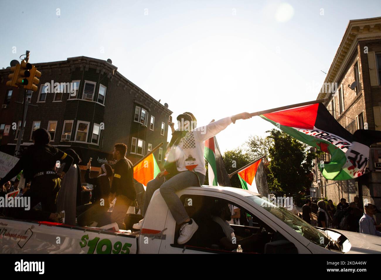 Oltre mille manifestanti sono scesi per le strade di Bay Ridge, Brooklyn il 15 maggio 2022 per riconoscere il giorno di Nakba e onorare la vita del giornalista palestinese-americano Shireen Abu Akleh. (Foto di Karla Ann Cote/NurPhoto) Foto Stock