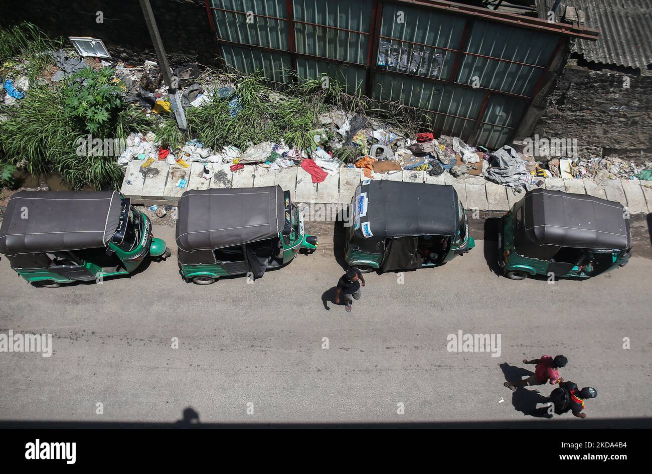 I conducenti sono in attesa di acquistare benzina presso una stazione di servizio a causa della carenza di carburante a Colombo il 16 maggio 2022. Il governo ha annunciato un coprifuoco nazionale dalle 8,00 pm. Stasera (16) alle 5,00 am domani (17). (Foto di Pradeep Dambarage/NurPhoto) Foto Stock